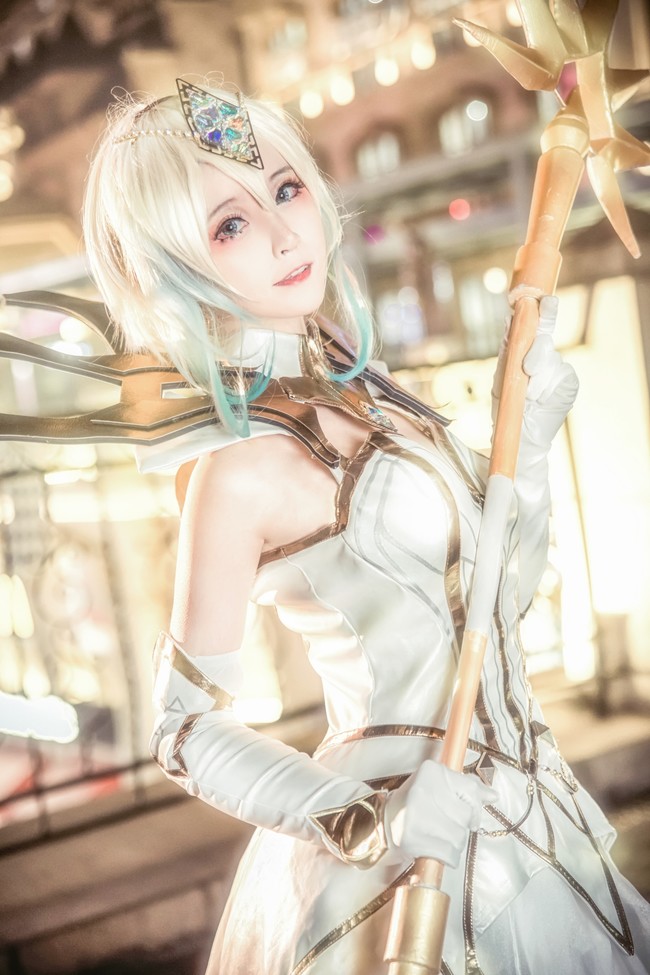 美女尤物cosplay英雄联盟光辉女郎拉克丝写真图片