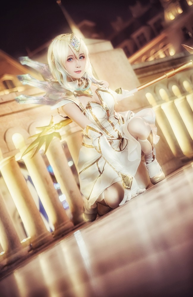 美女尤物cosplay英雄联盟光辉女郎拉克丝写真图片