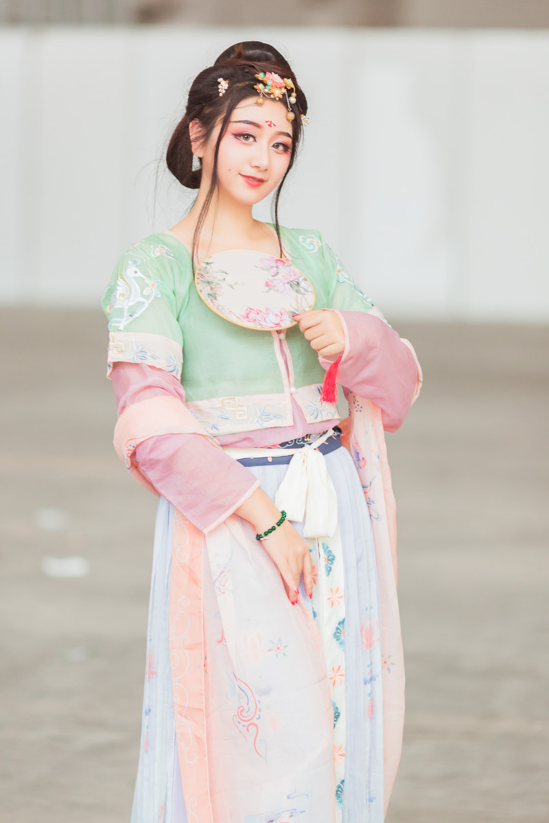 娇嫩诱人童颜美女Cosplay古风汉服写真图片