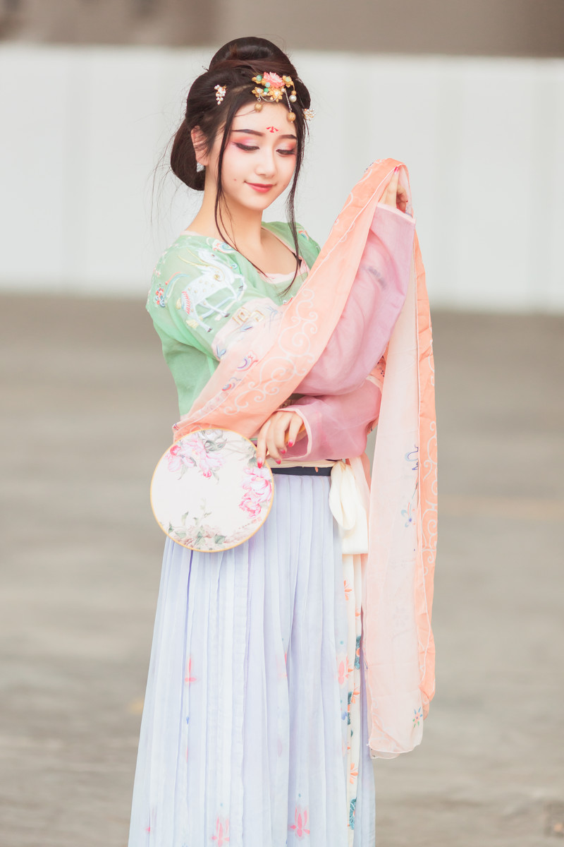 娇嫩诱人童颜美女Cosplay古风汉服写真图片