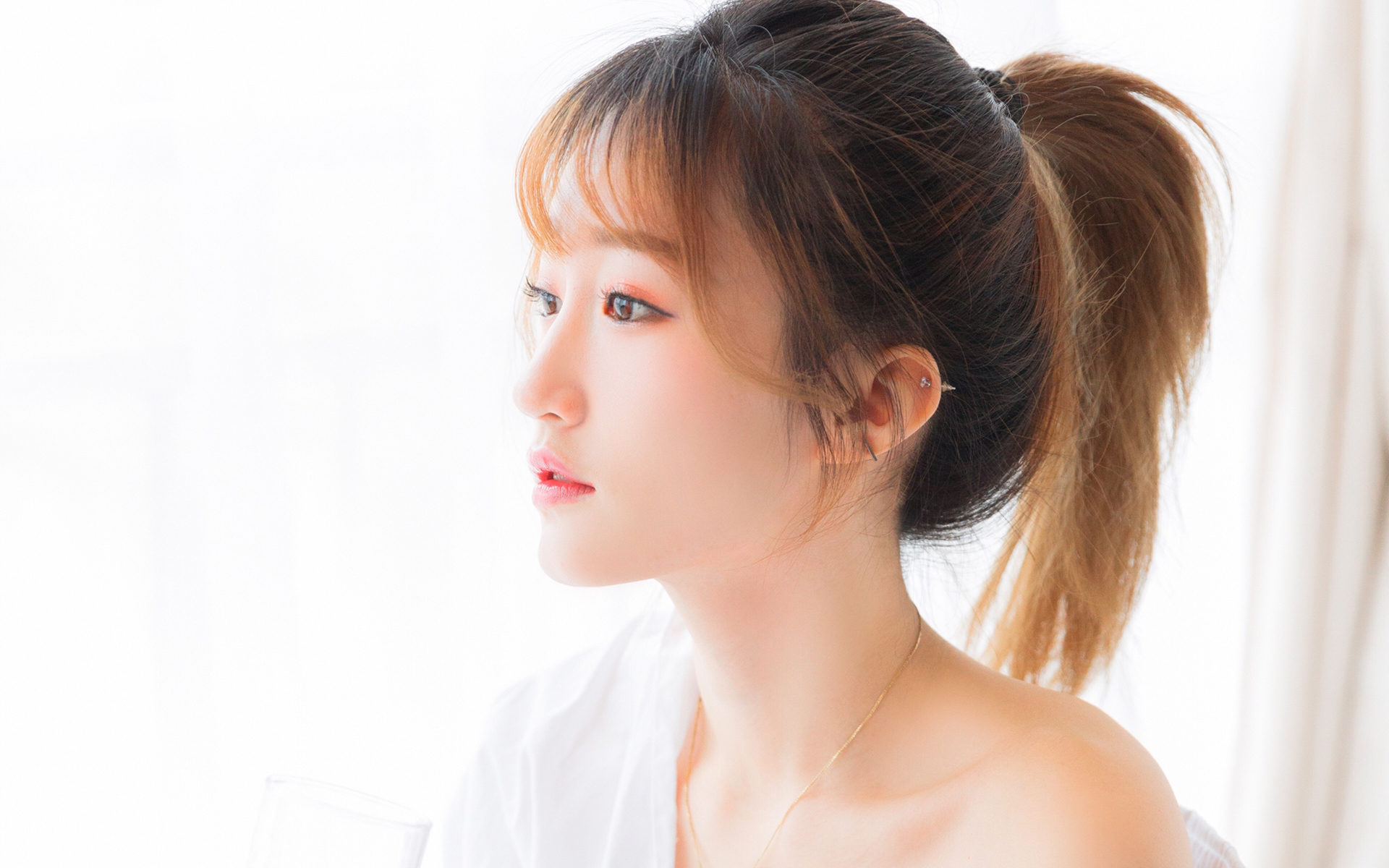 性感美女露肩白衬衣大胆诱惑写真图片壁纸