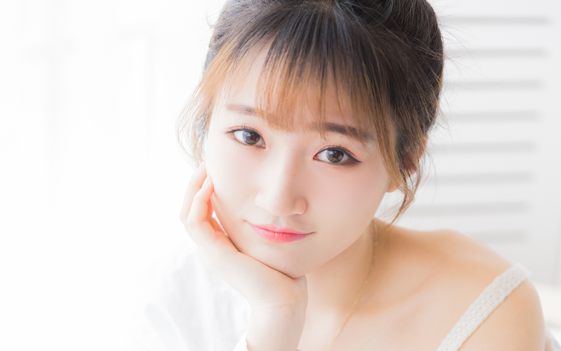 性感美女露肩白衬衣大胆诱惑写真图片壁纸