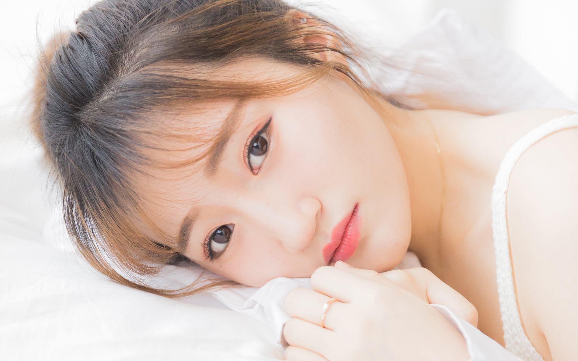 性感美女露肩白衬衣大胆诱惑写真图片壁纸