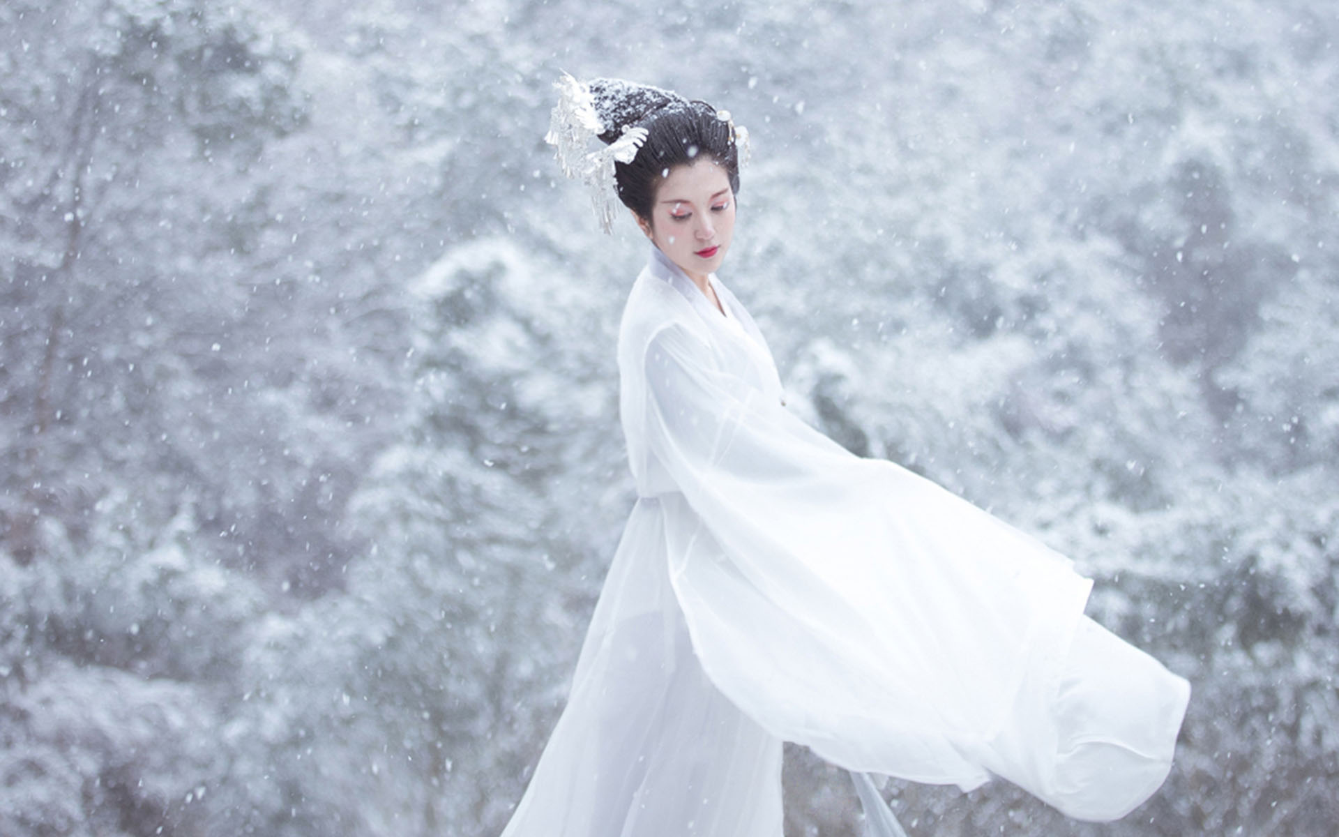 古装汉服美女冬日雪中写真高清壁纸