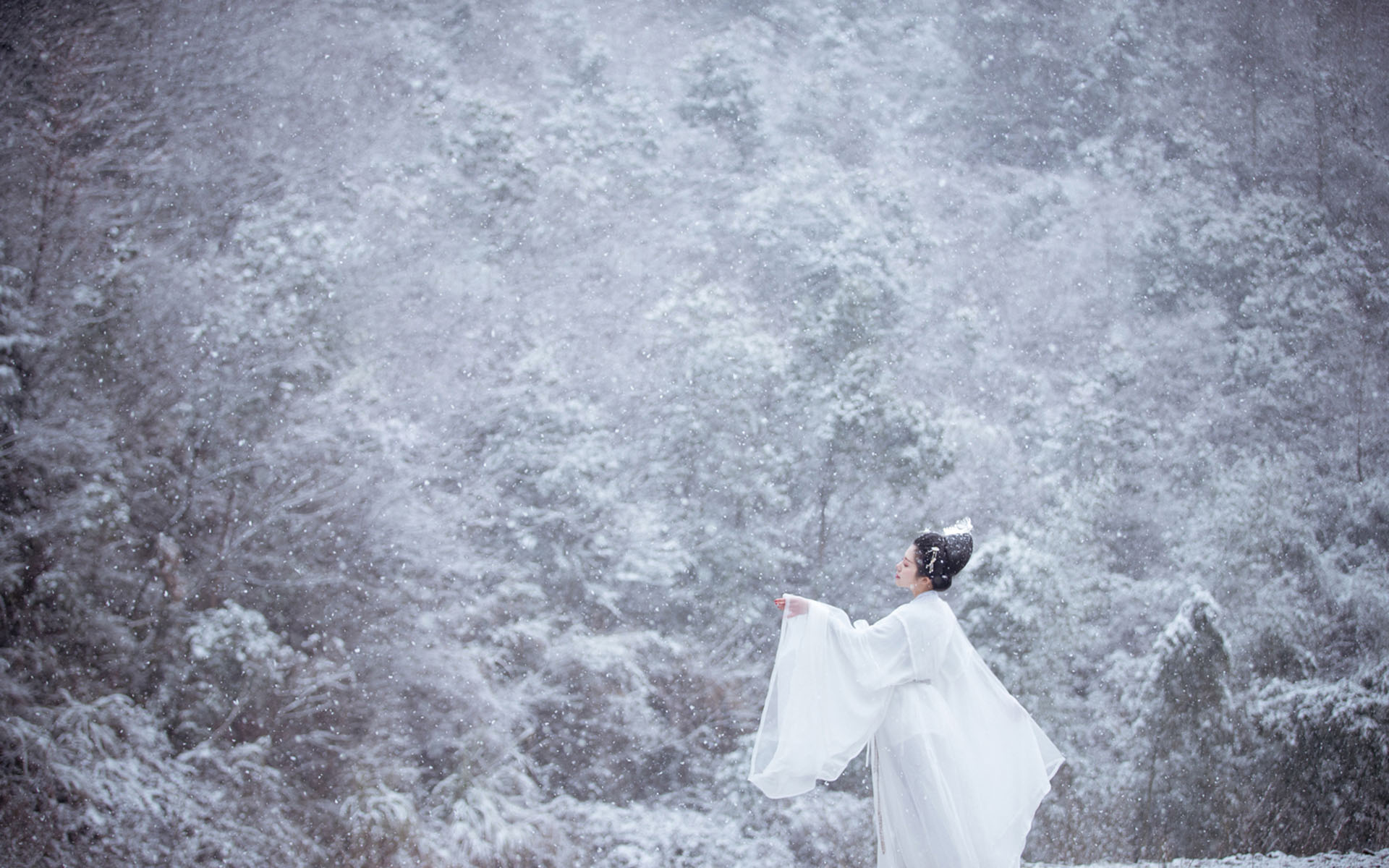 古装汉服美女冬日雪中写真高清壁纸