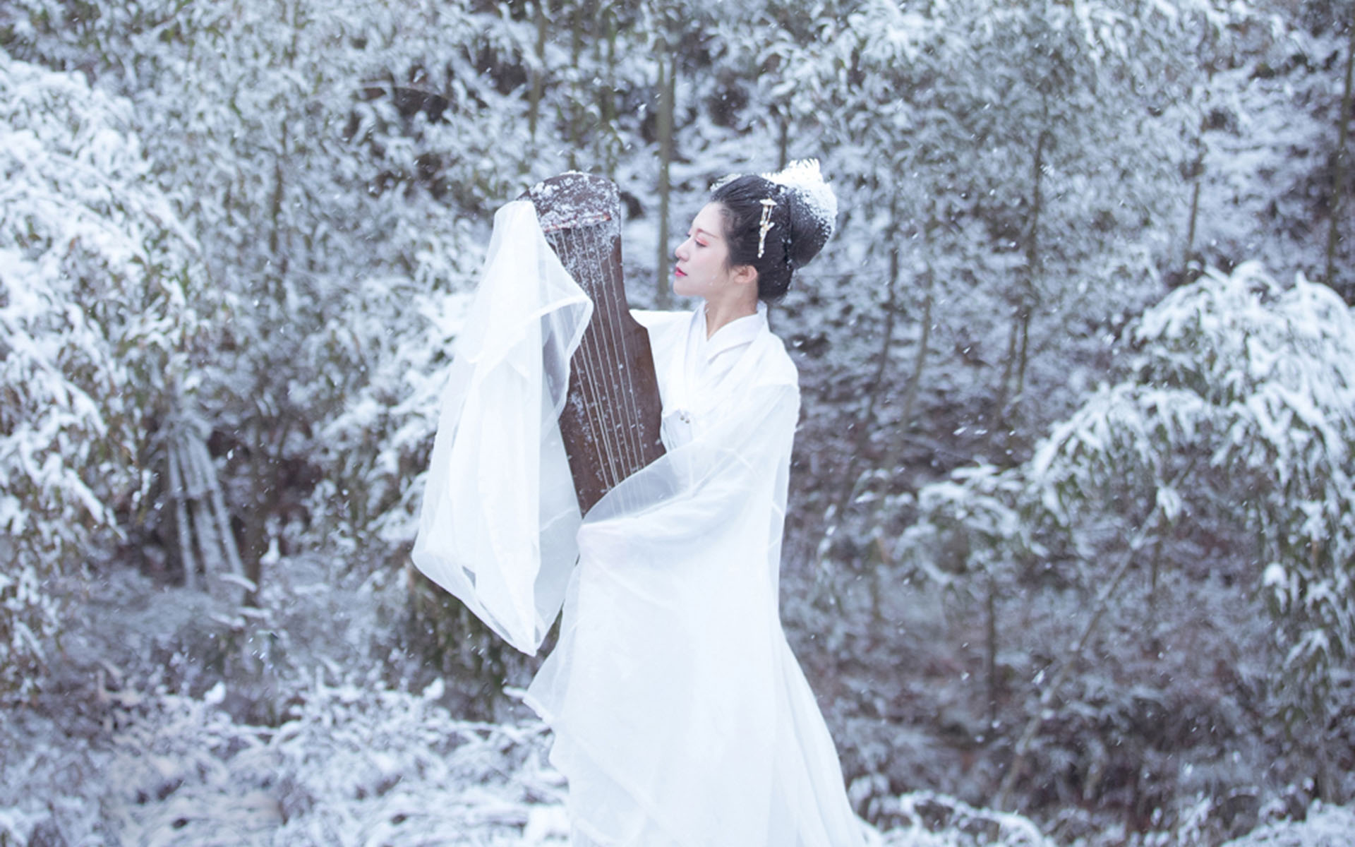 古装汉服美女冬日雪中写真高清壁纸