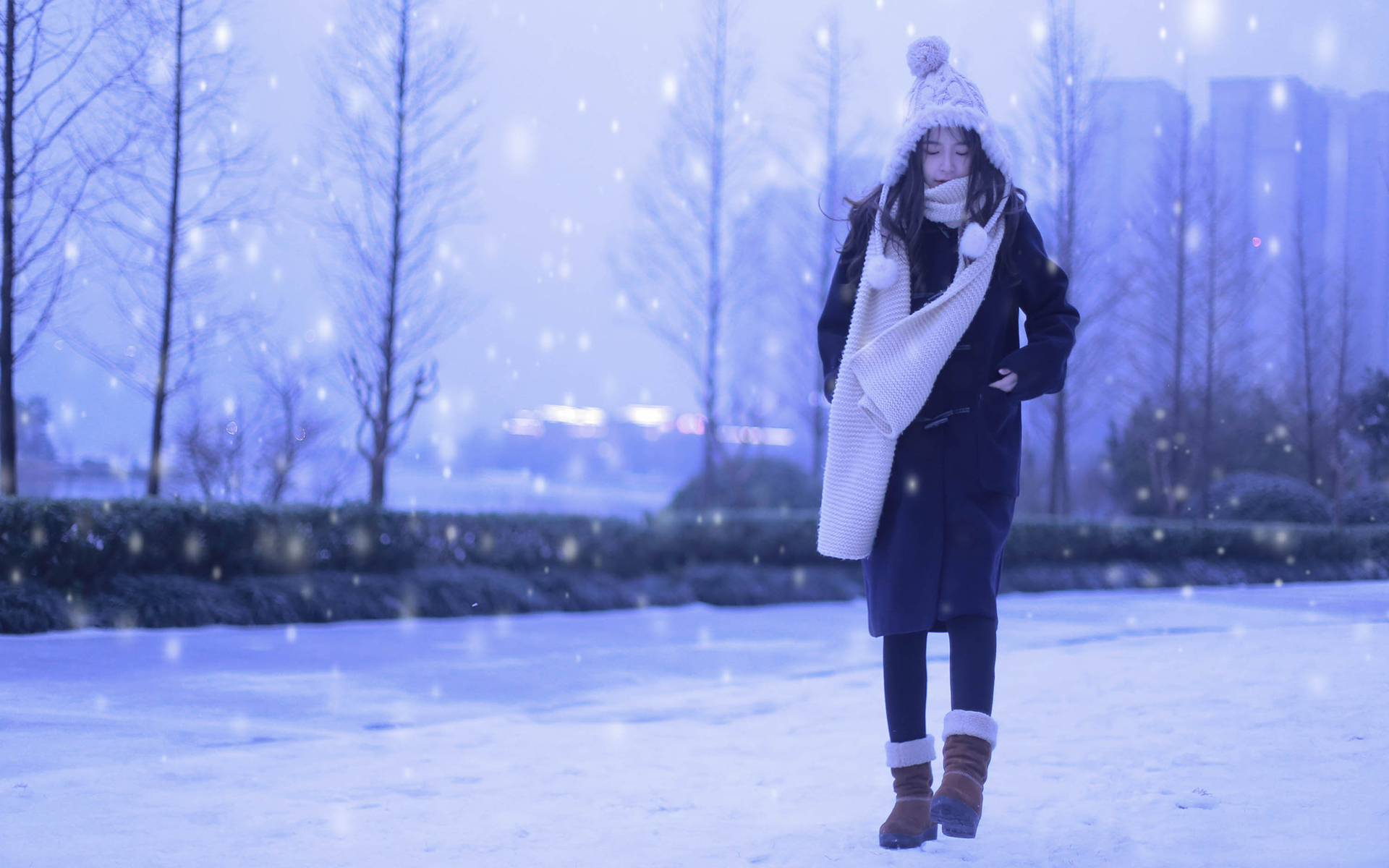 清纯美女冬日雪中街拍写真高清壁纸