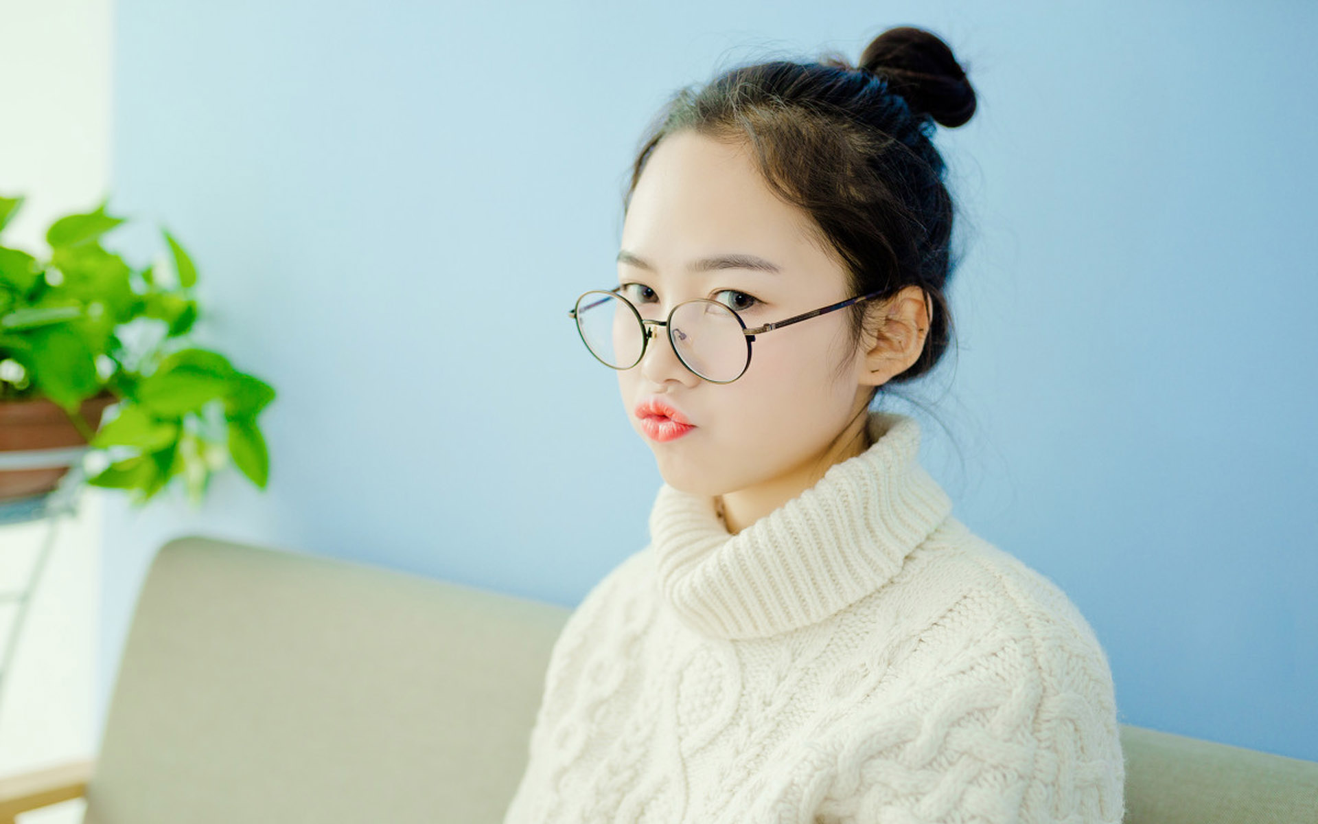 可爱俏皮美少女居家写真图片桌面壁纸