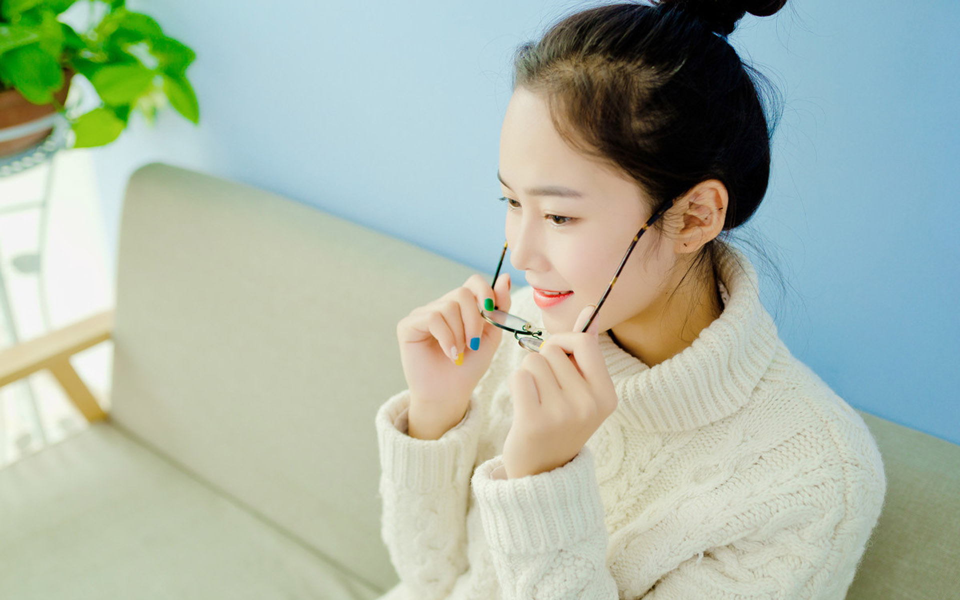 可爱俏皮美少女居家写真图片桌面壁纸