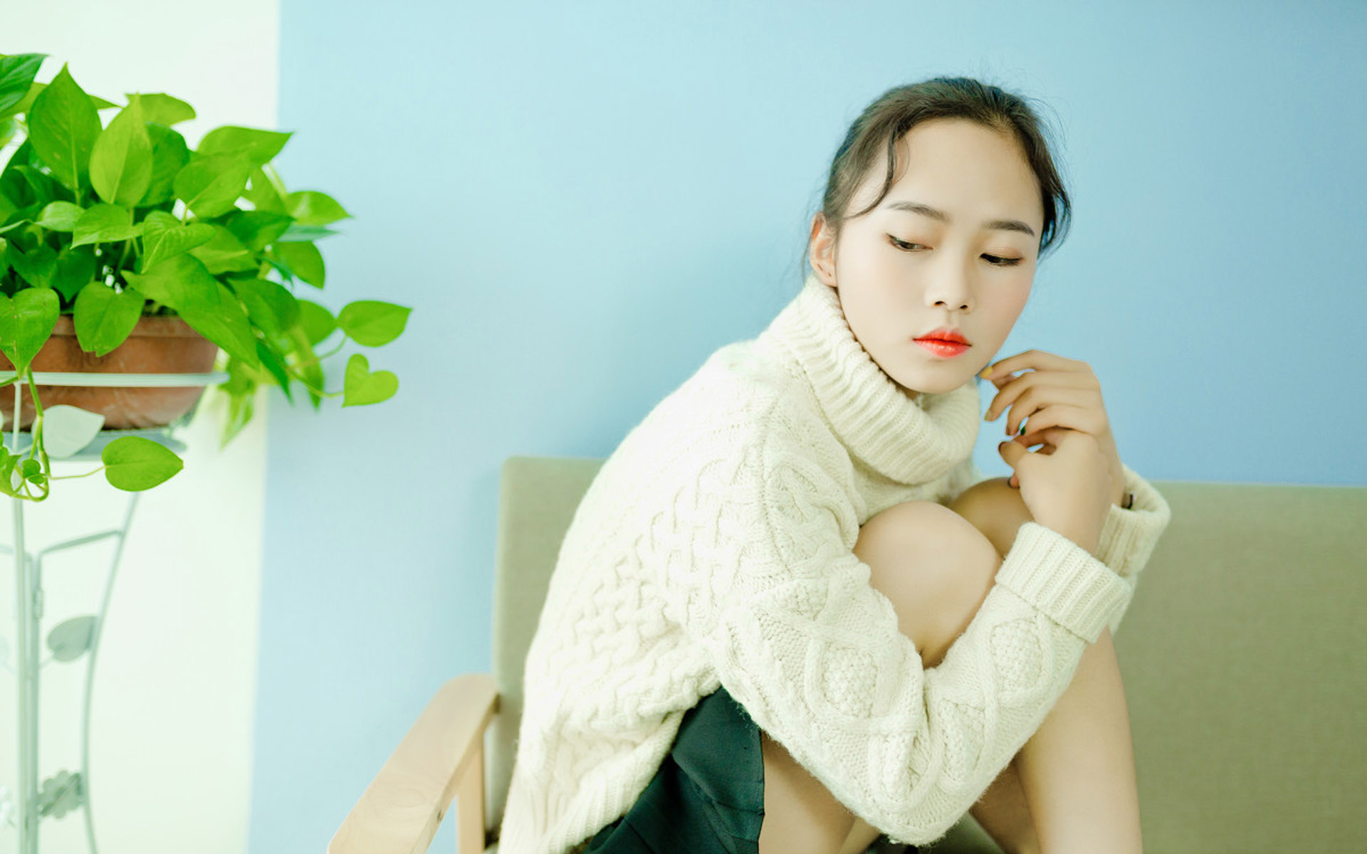 可爱俏皮美少女居家写真图片桌面壁纸