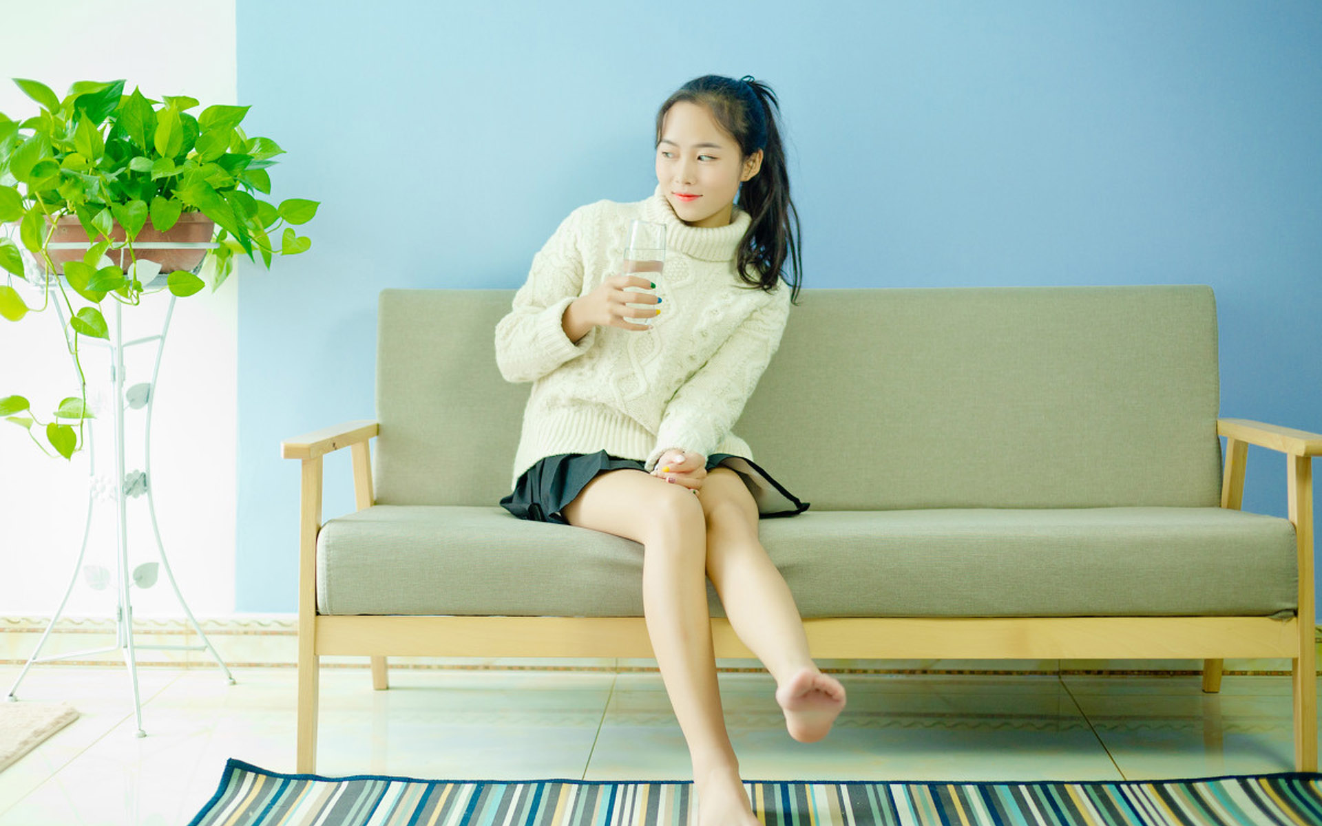 可爱俏皮美少女居家写真图片桌面壁纸