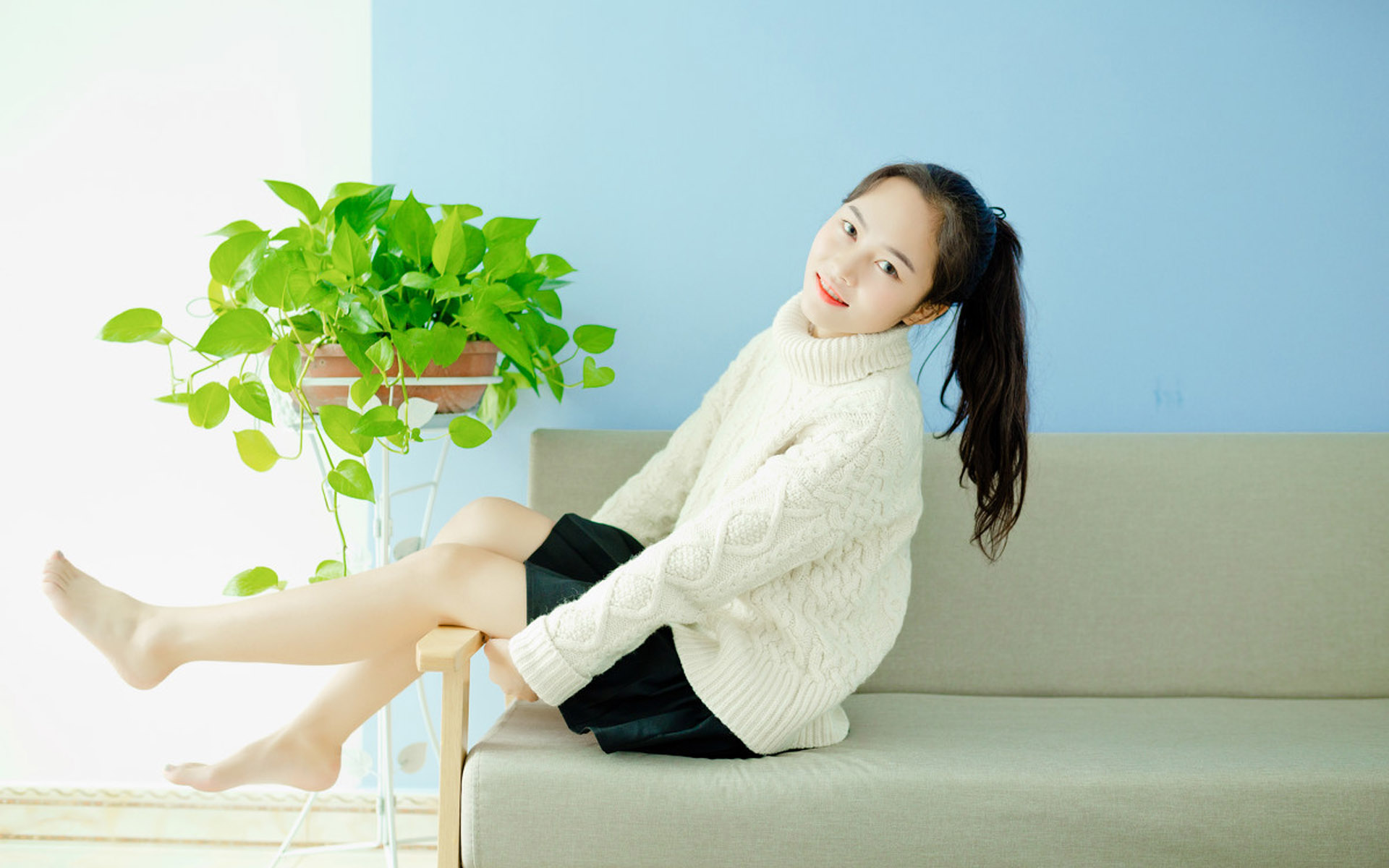可爱俏皮美少女居家写真图片桌面壁纸