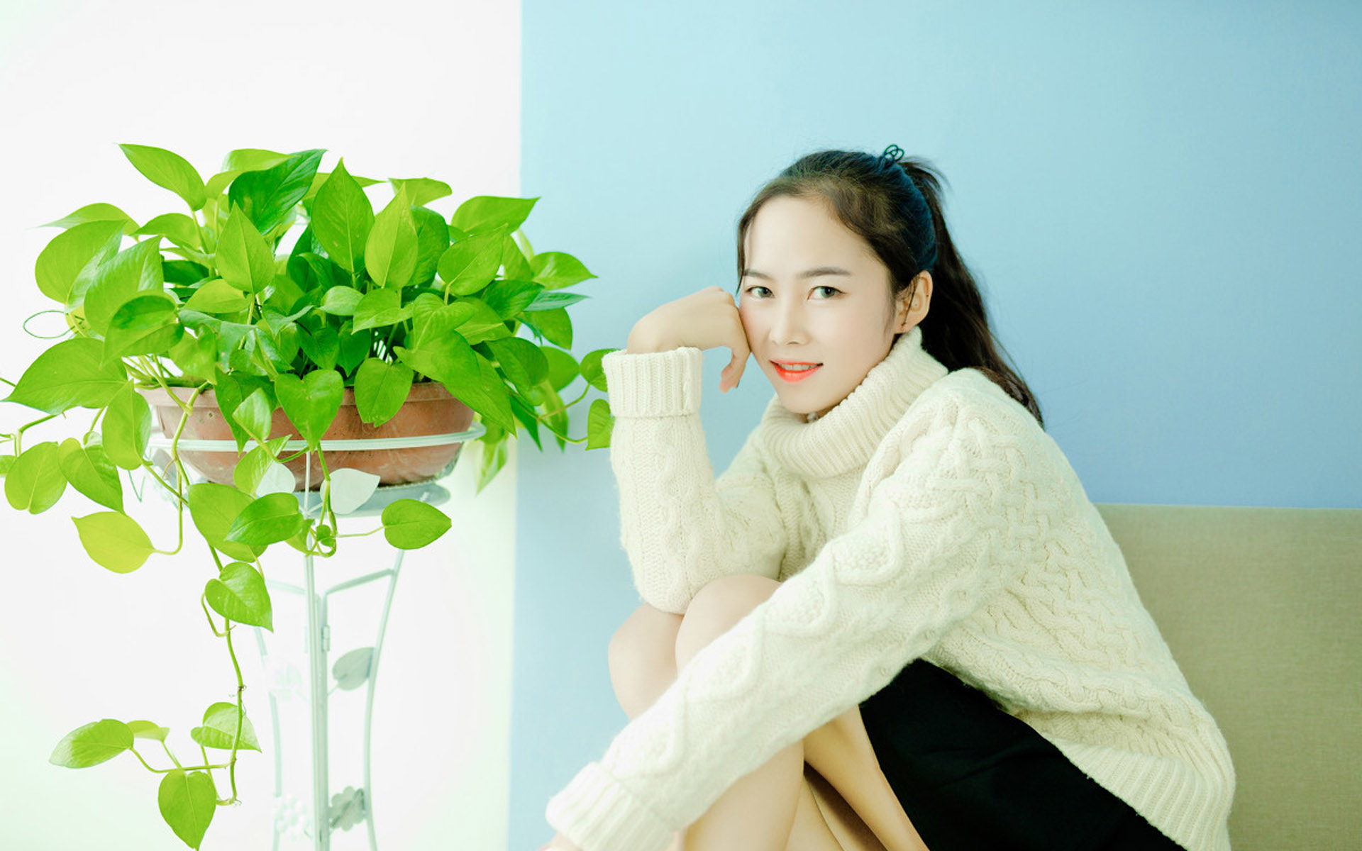 可爱俏皮美少女居家写真图片桌面壁纸