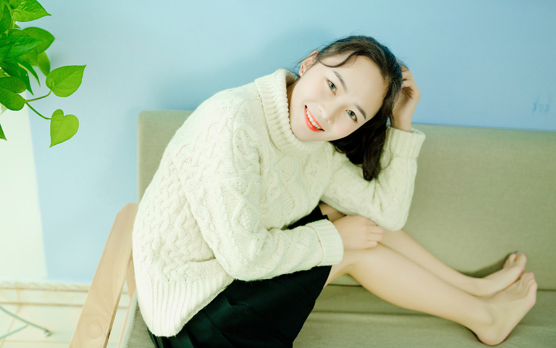 可爱俏皮美少女居家写真图片桌面壁纸