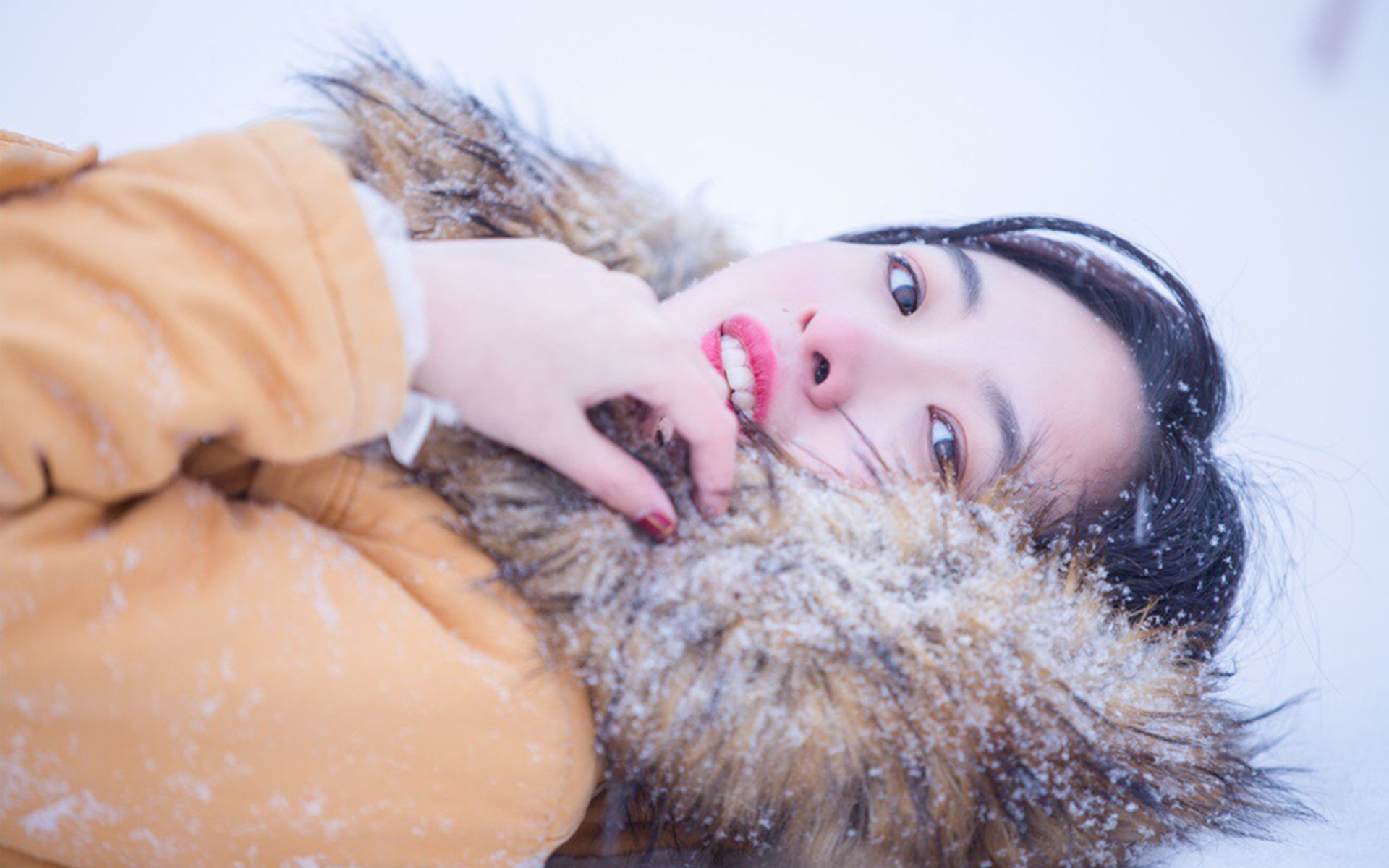 清纯冬装少女户外雪景写真高清桌面壁纸