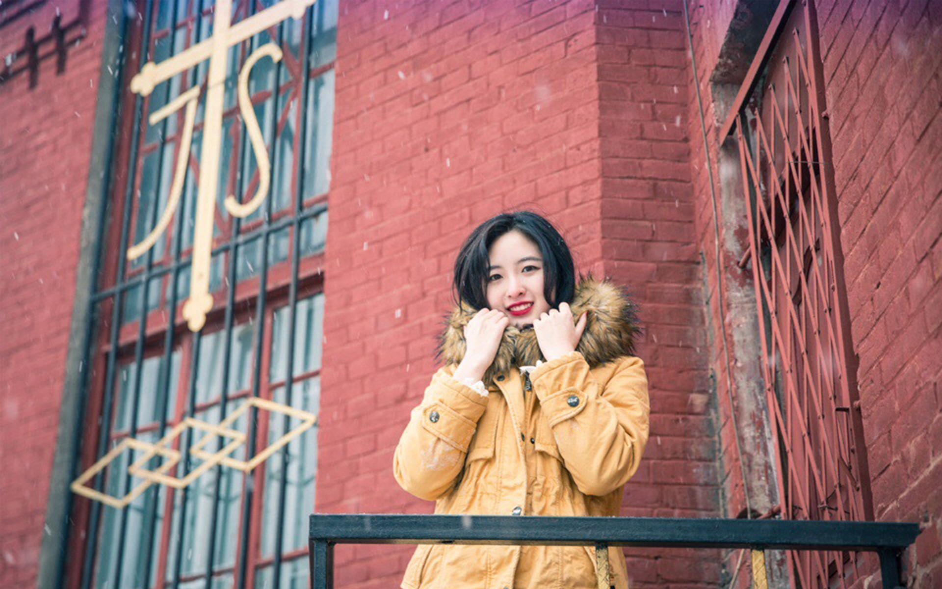 清纯冬装少女户外雪景写真高清桌面壁纸