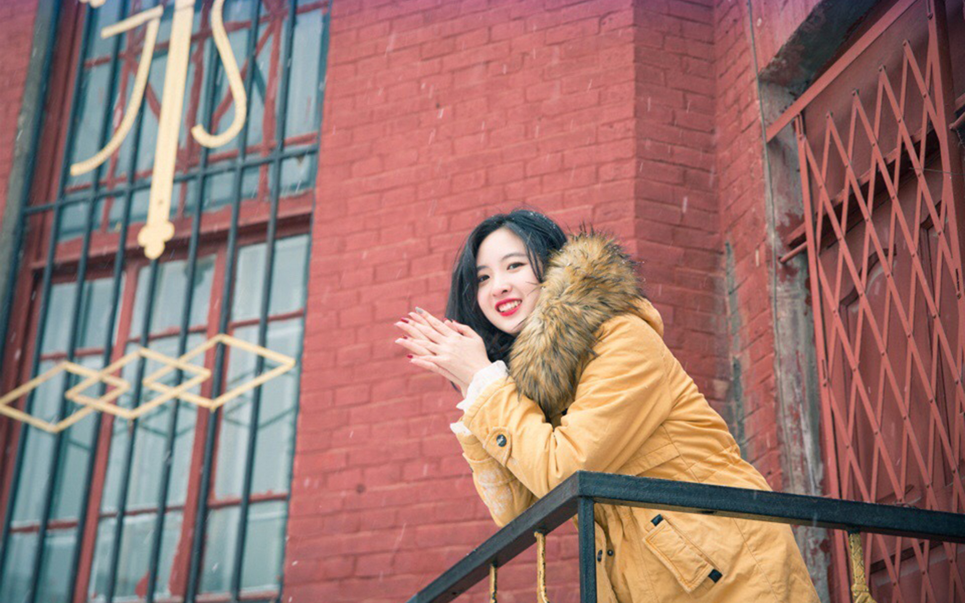 清纯冬装少女户外雪景写真高清桌面壁纸