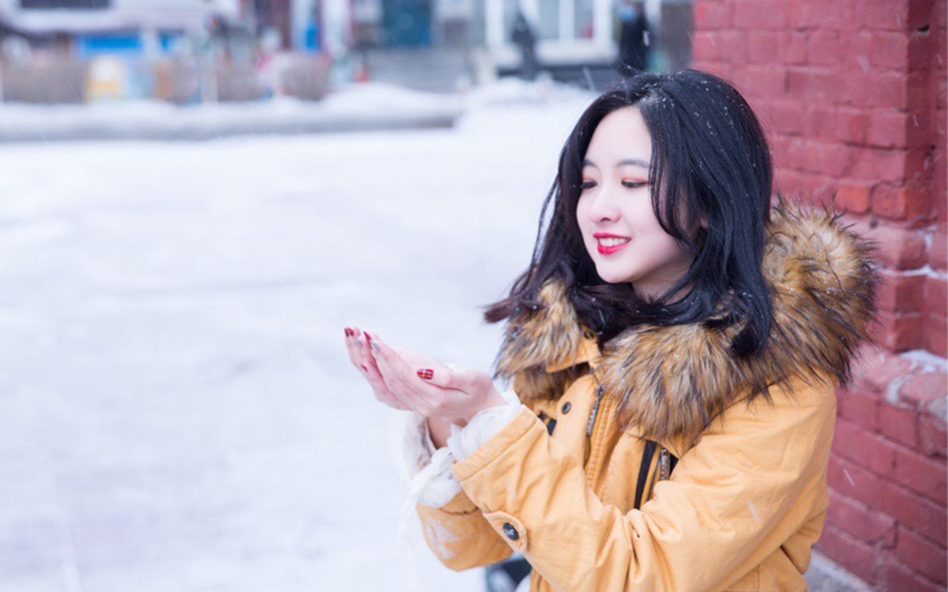 清纯冬装少女户外雪景写真高清桌面壁纸