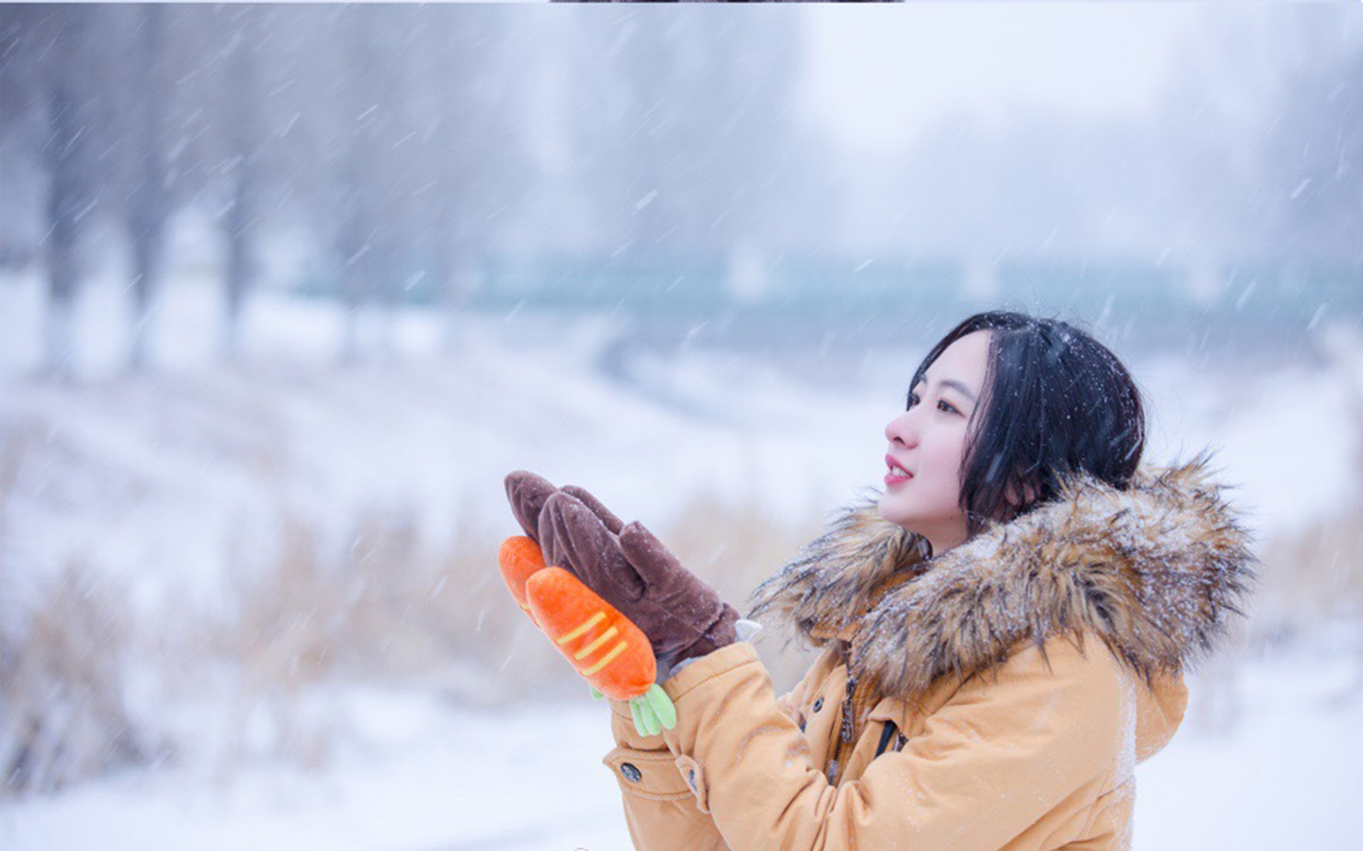 清纯冬装少女户外雪景写真高清桌面壁纸