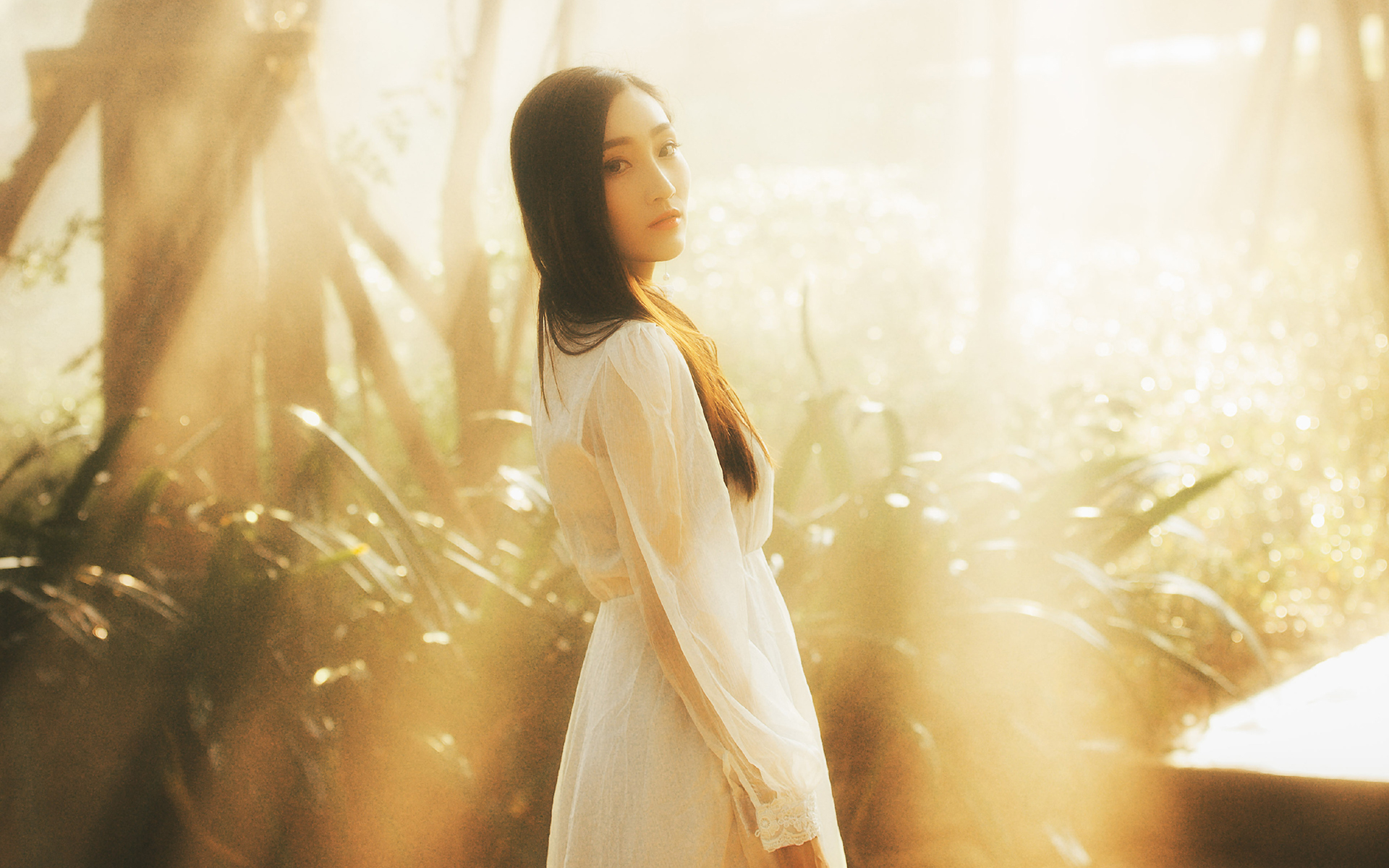 清纯长发美女森林梦幻写真高清壁纸