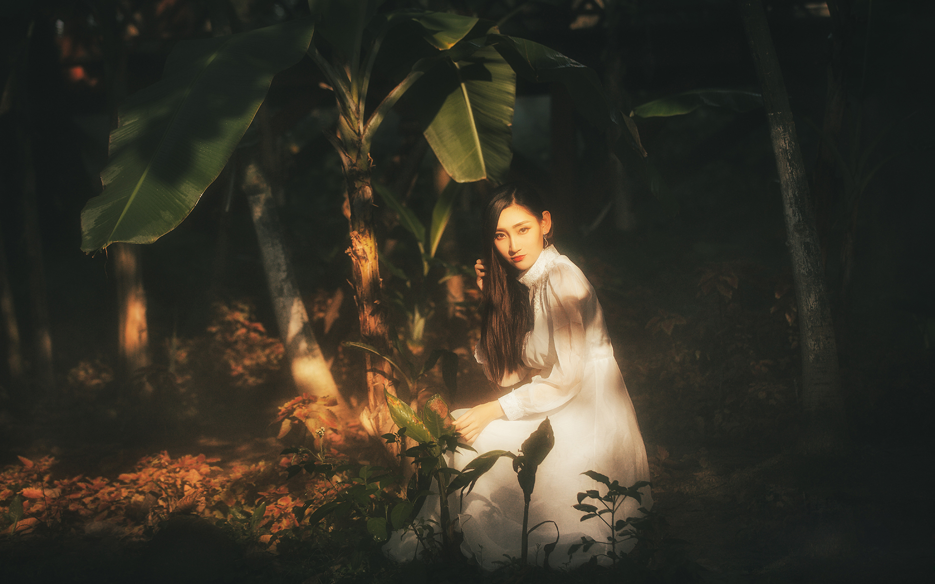 清纯长发美女森林梦幻写真高清壁纸