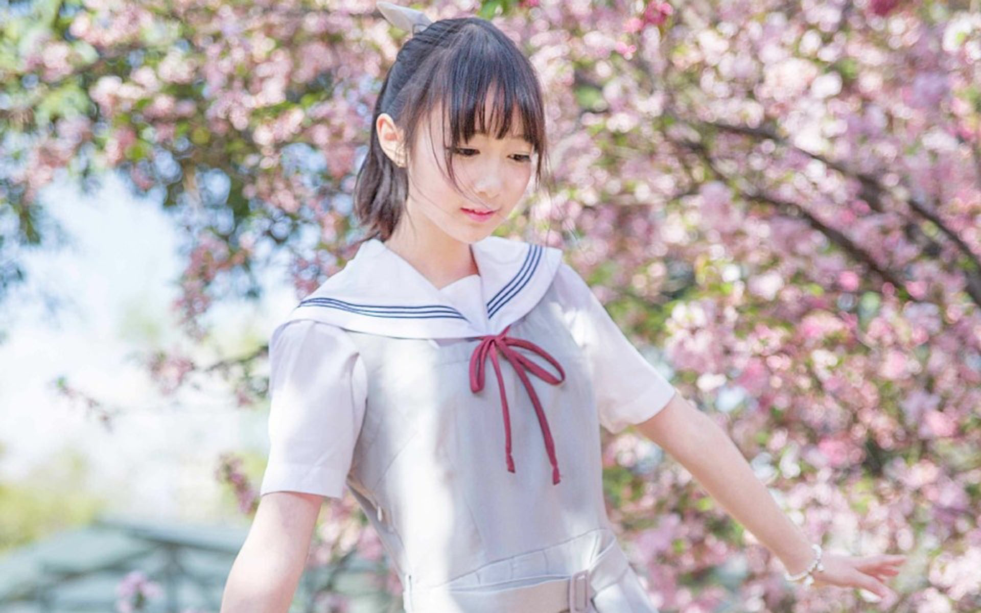 清纯萝莉学生妹户外花海写真高清壁纸