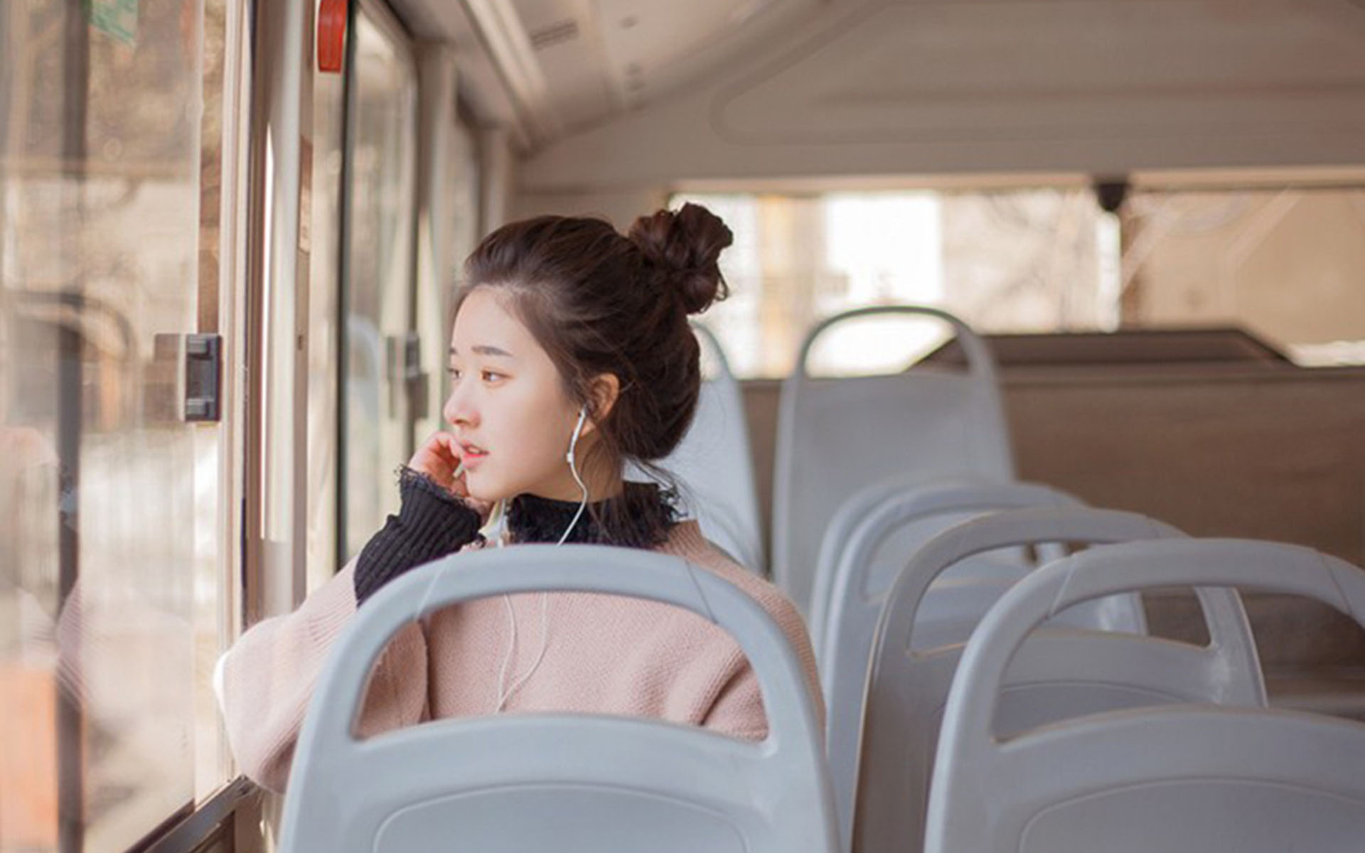 可爱丸子头少女户外清纯写真高清壁纸