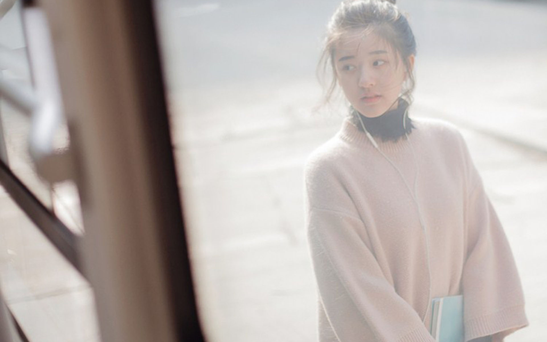 可爱丸子头少女户外清纯写真高清壁纸