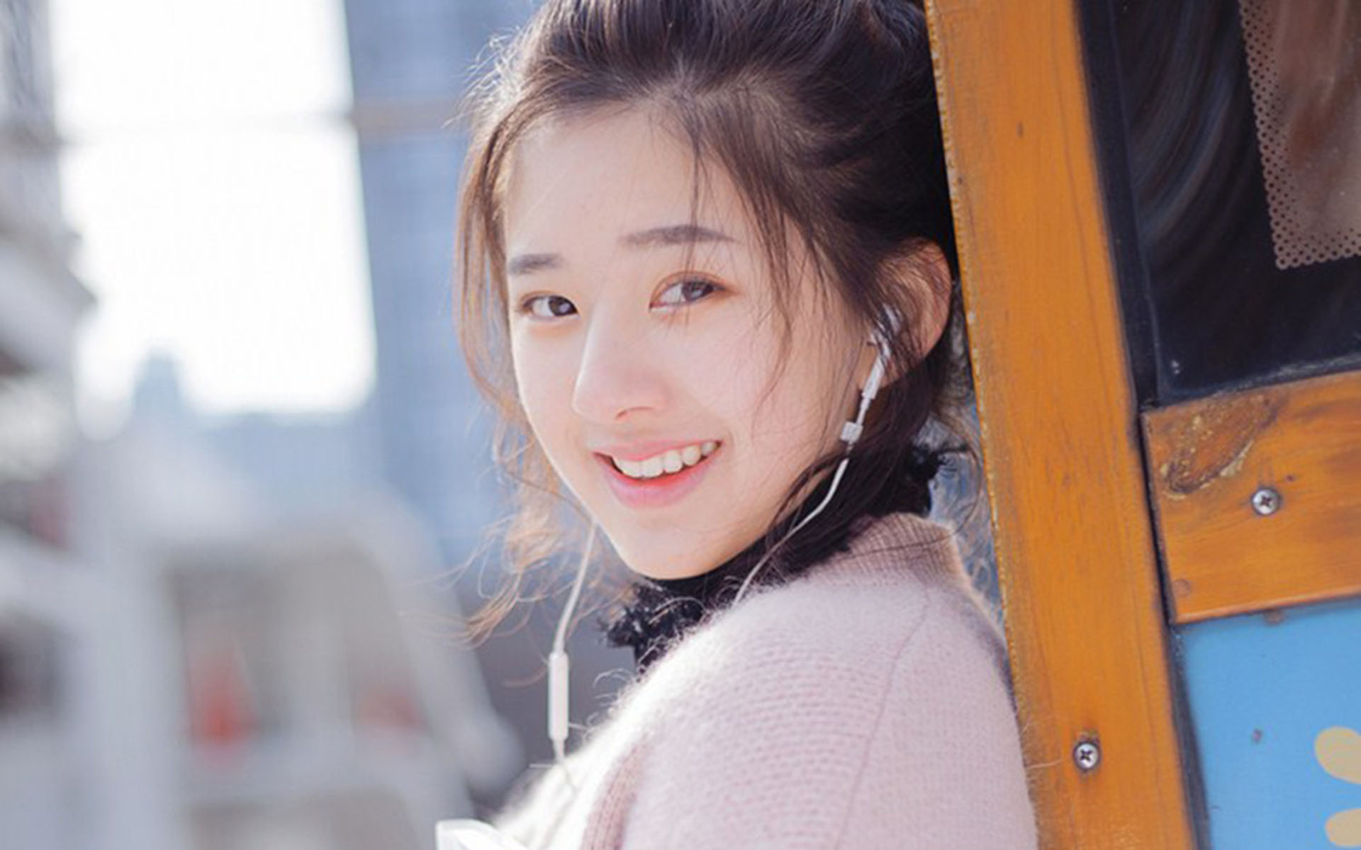 可爱丸子头少女户外清纯写真高清壁纸