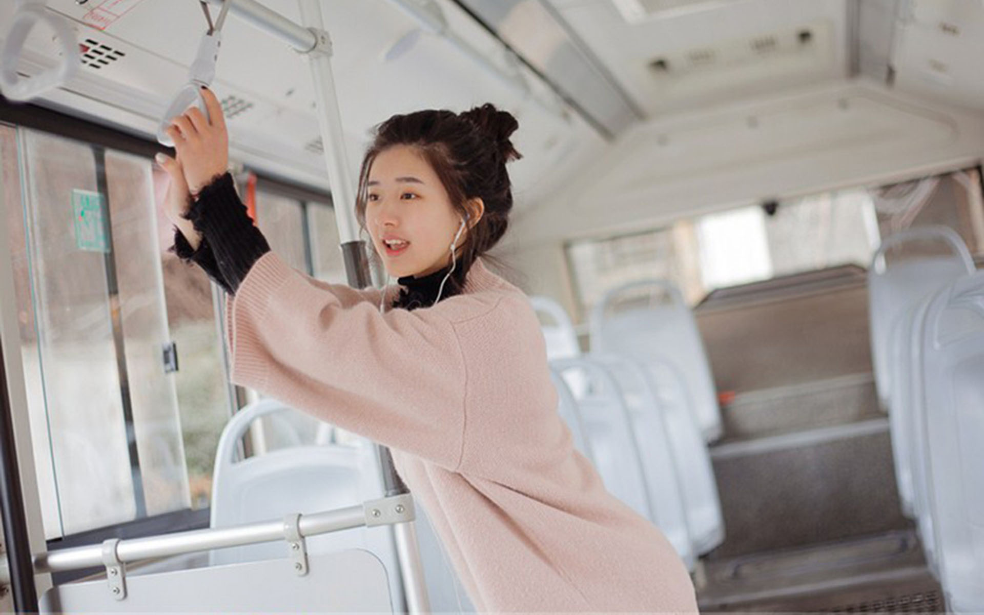 可爱丸子头少女户外清纯写真高清壁纸