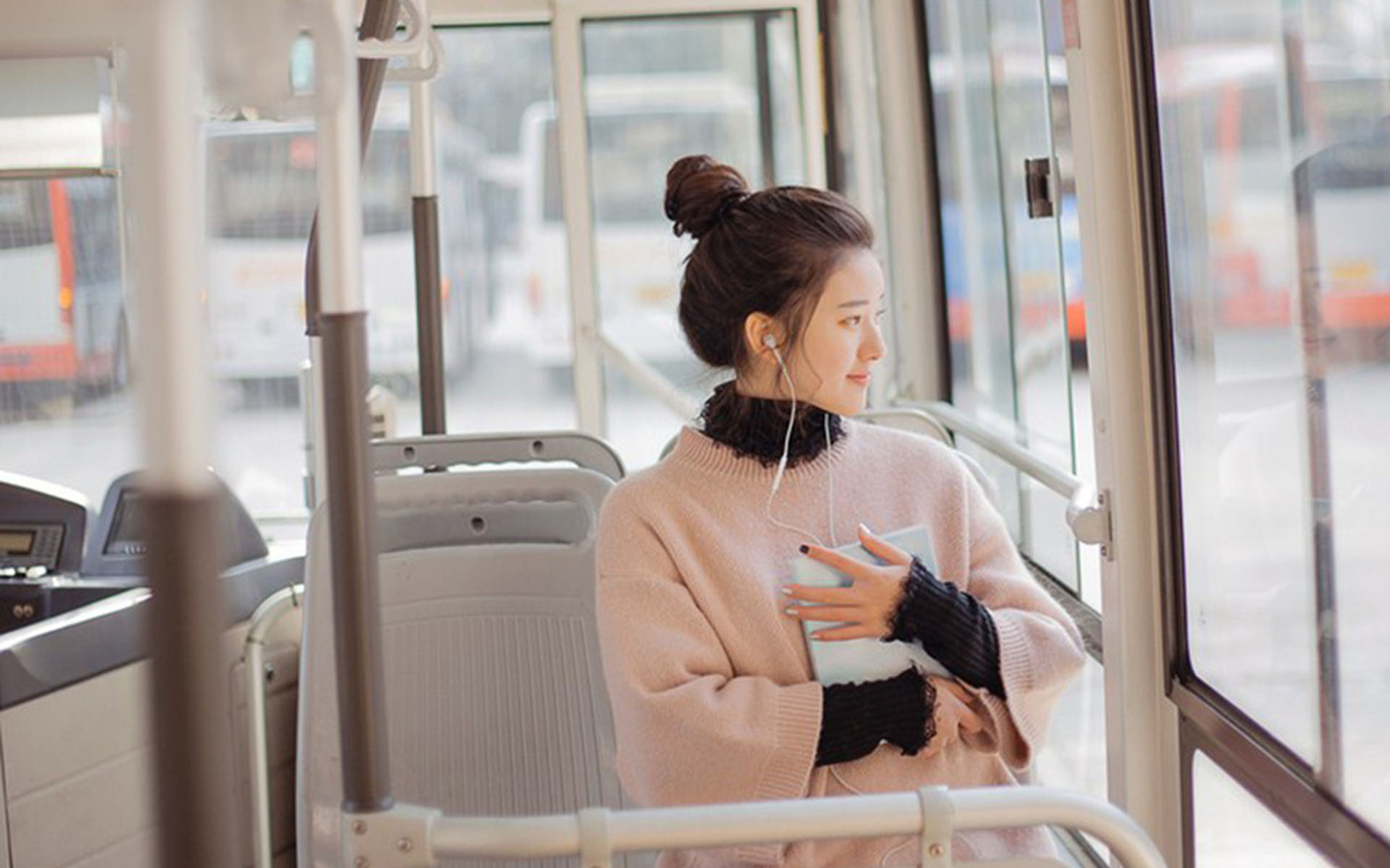 可爱丸子头少女户外清纯写真高清壁纸