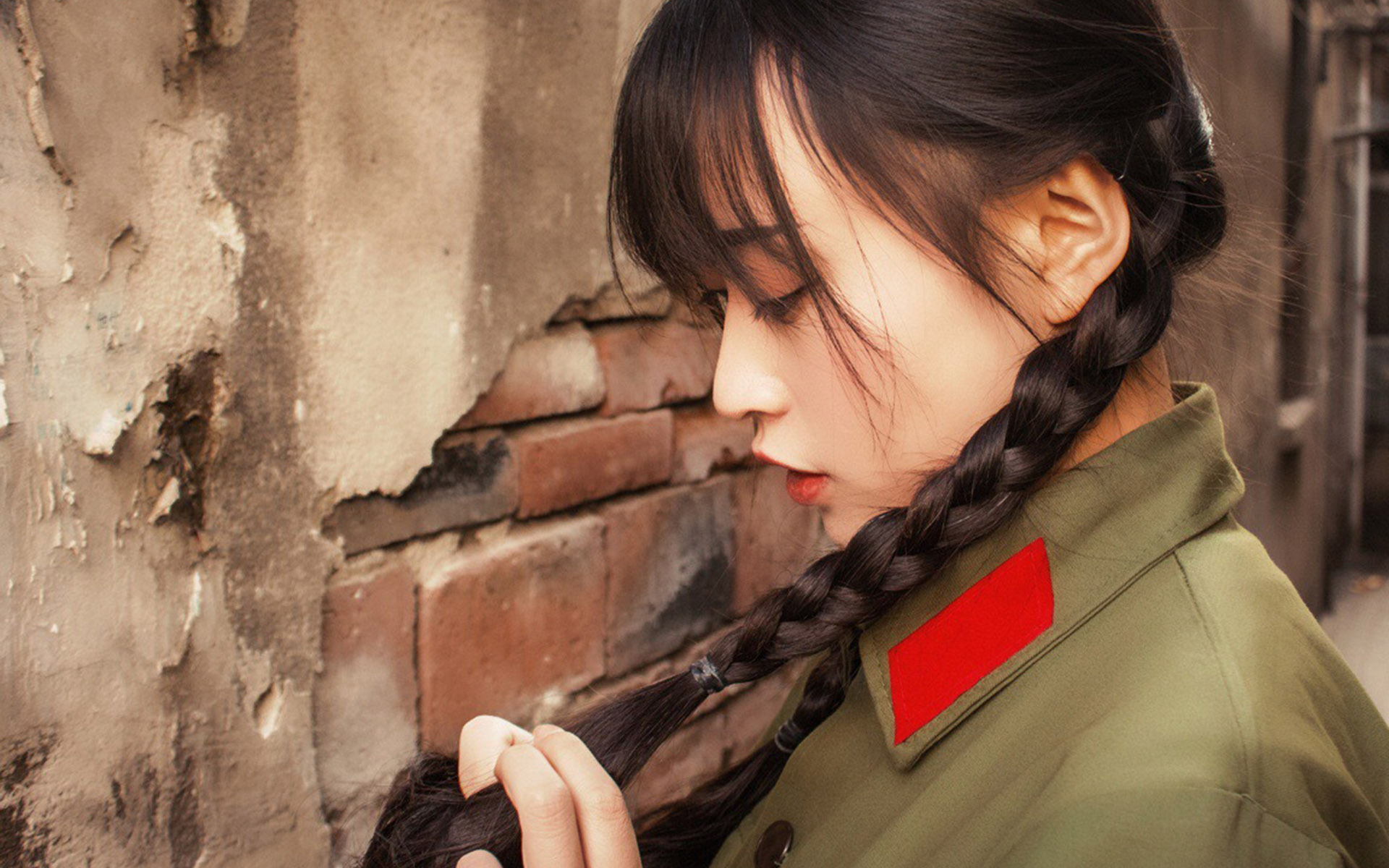清纯麻花辫军装少女唯美复古高清桌面壁纸