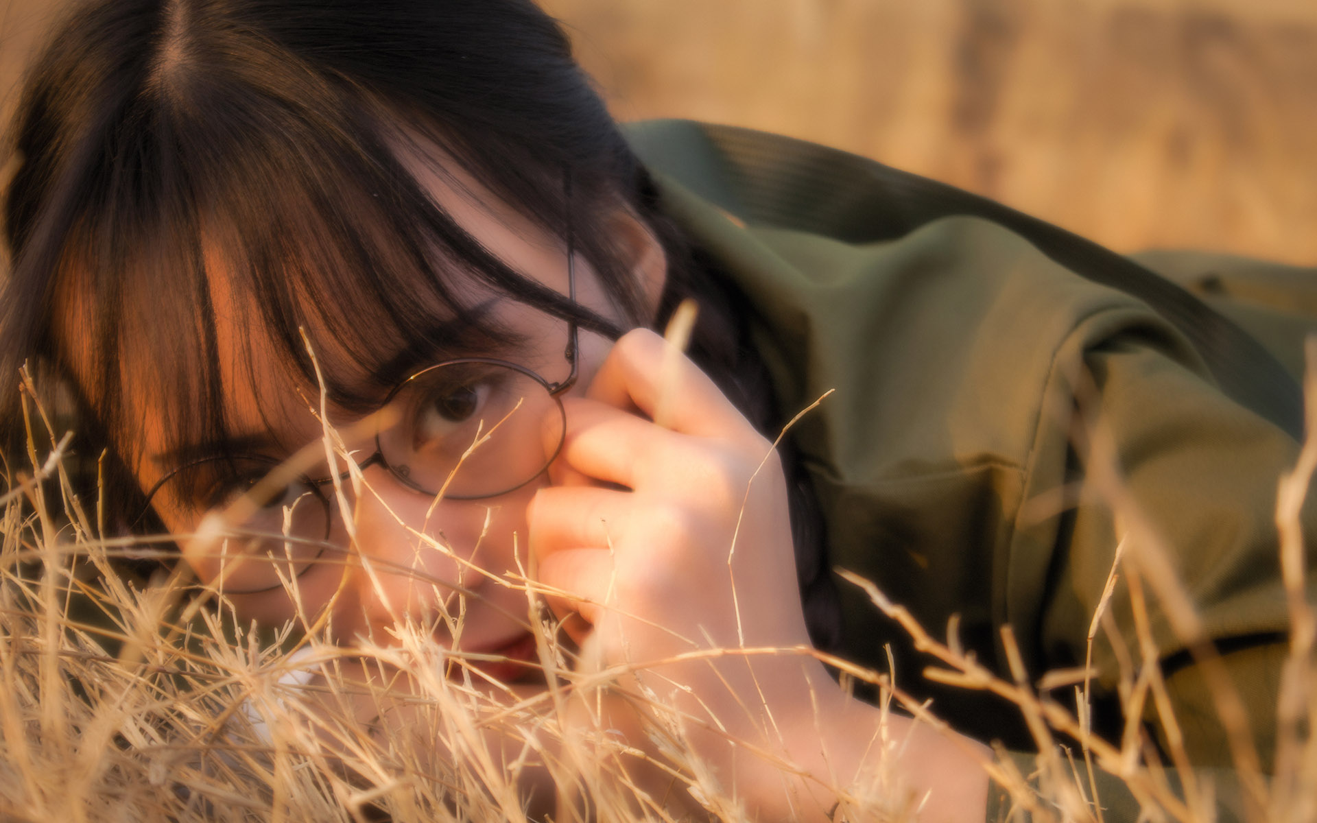 清纯麻花辫军装少女唯美复古高清桌面壁纸