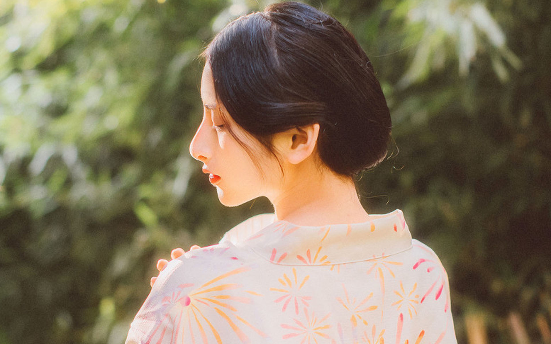 和服美女清新养眼户外写真桌面壁纸