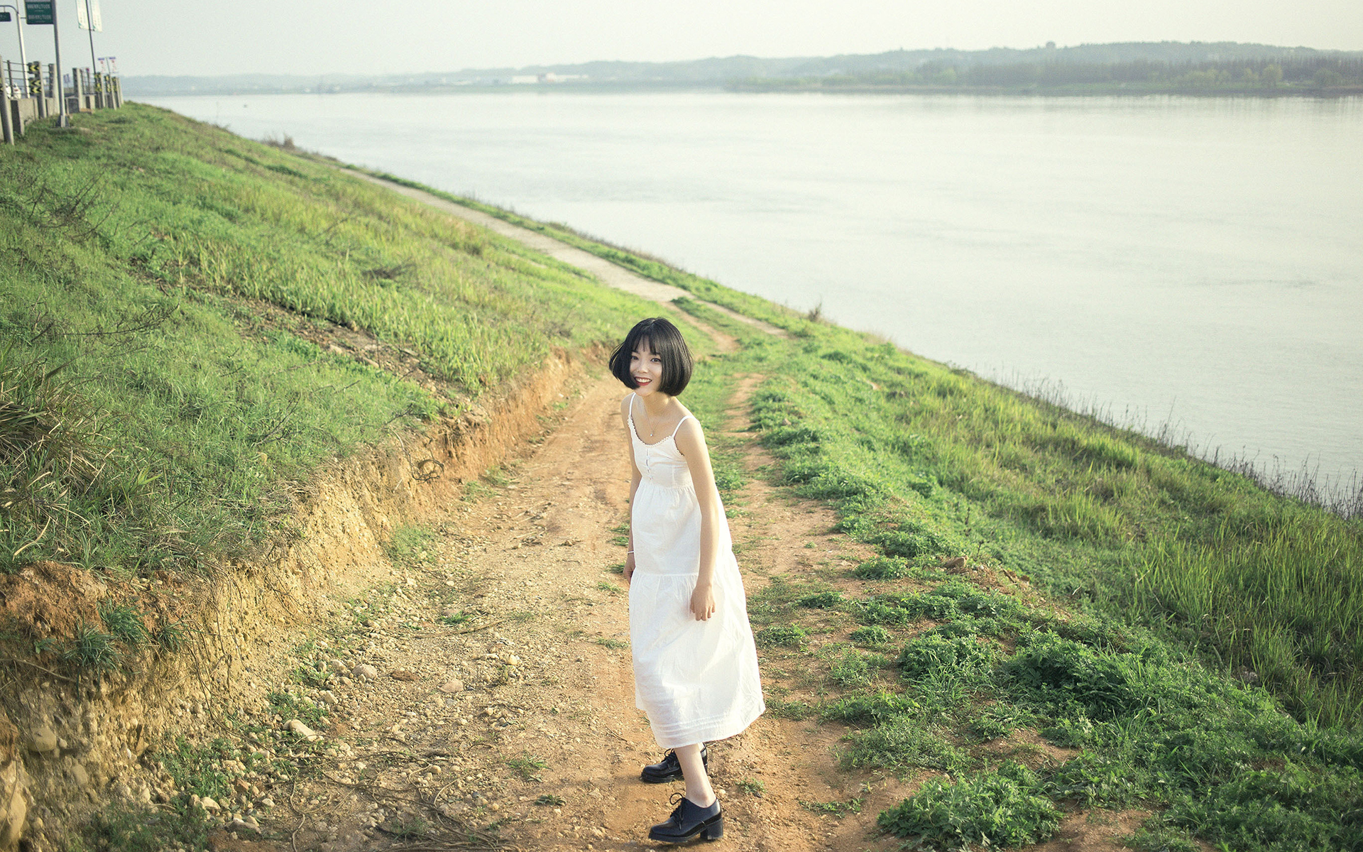 甜美短发美女清爽户外写真高清壁纸