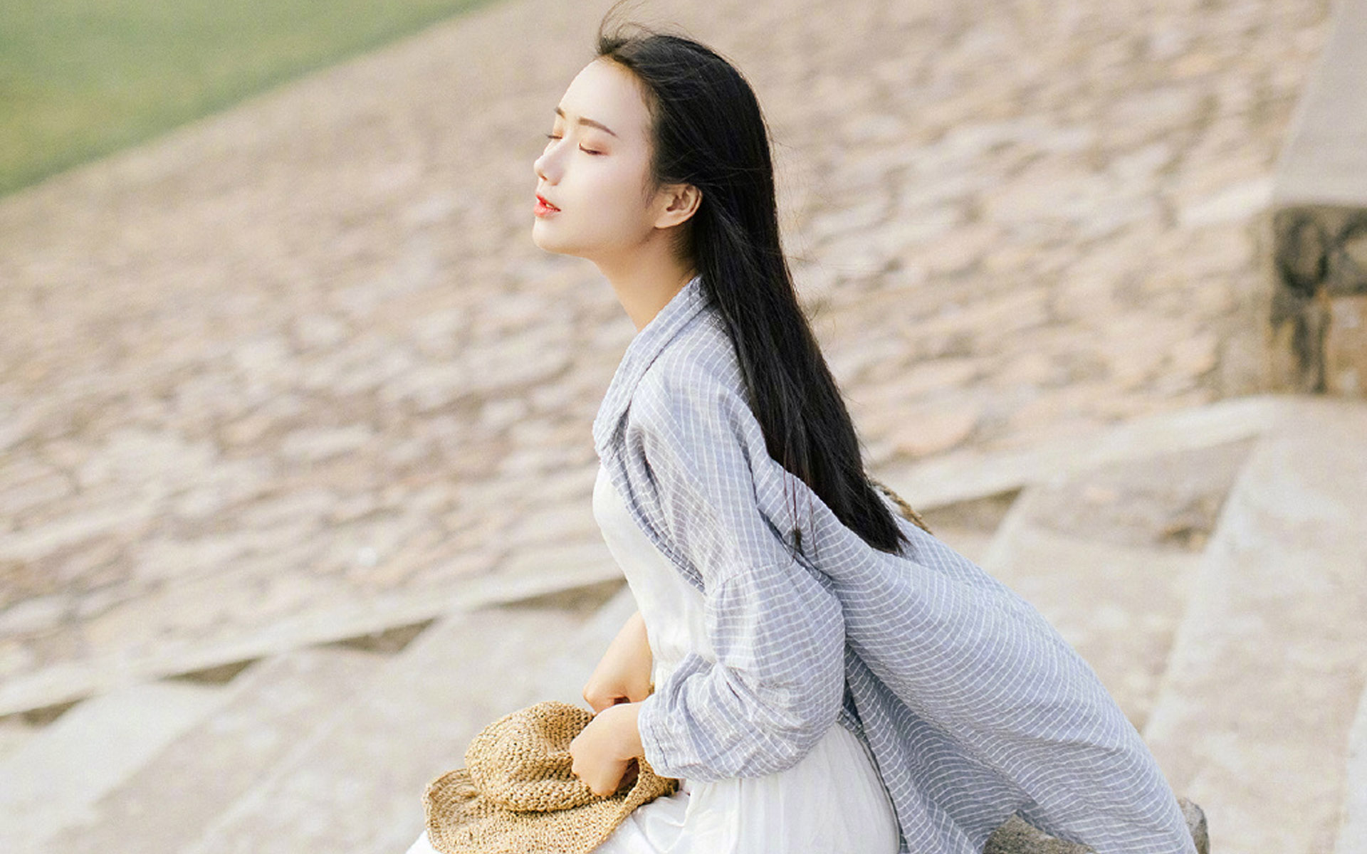 清新文艺美女户外养眼写真图片桌面壁纸