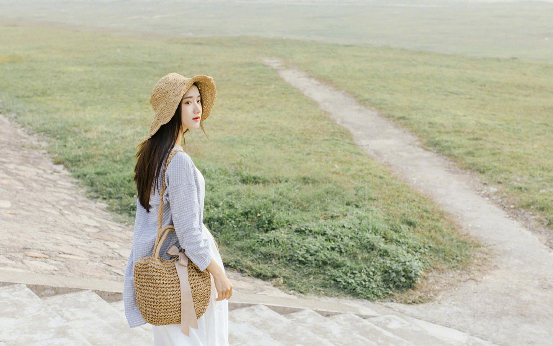 清新文艺美女户外养眼写真图片桌面壁纸