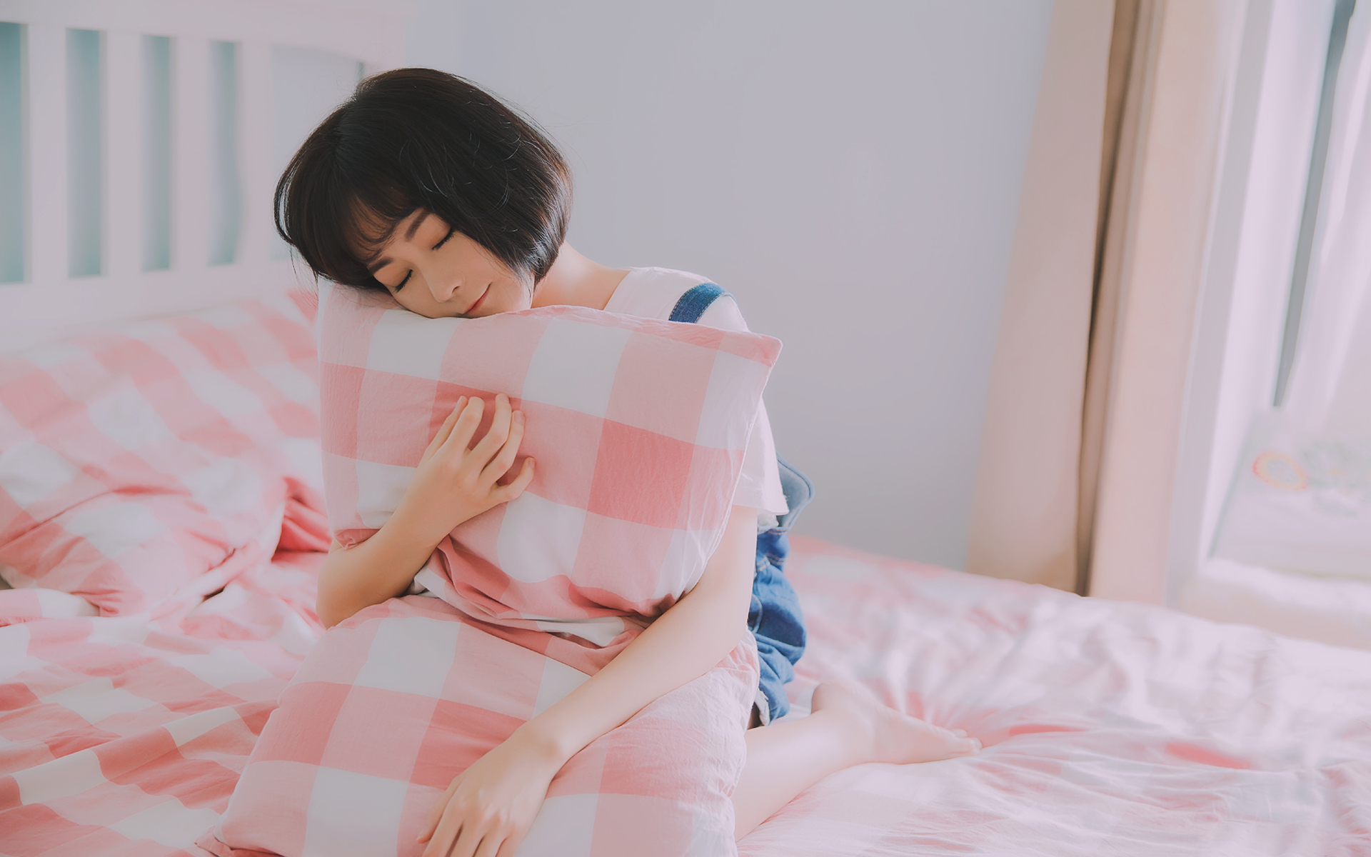 清纯短发美女居家小清新高清壁纸