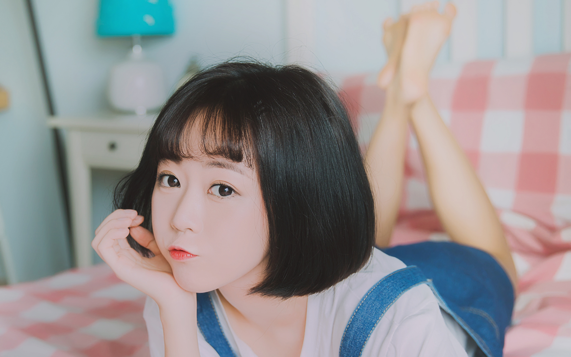 清纯短发美女居家小清新高清壁纸