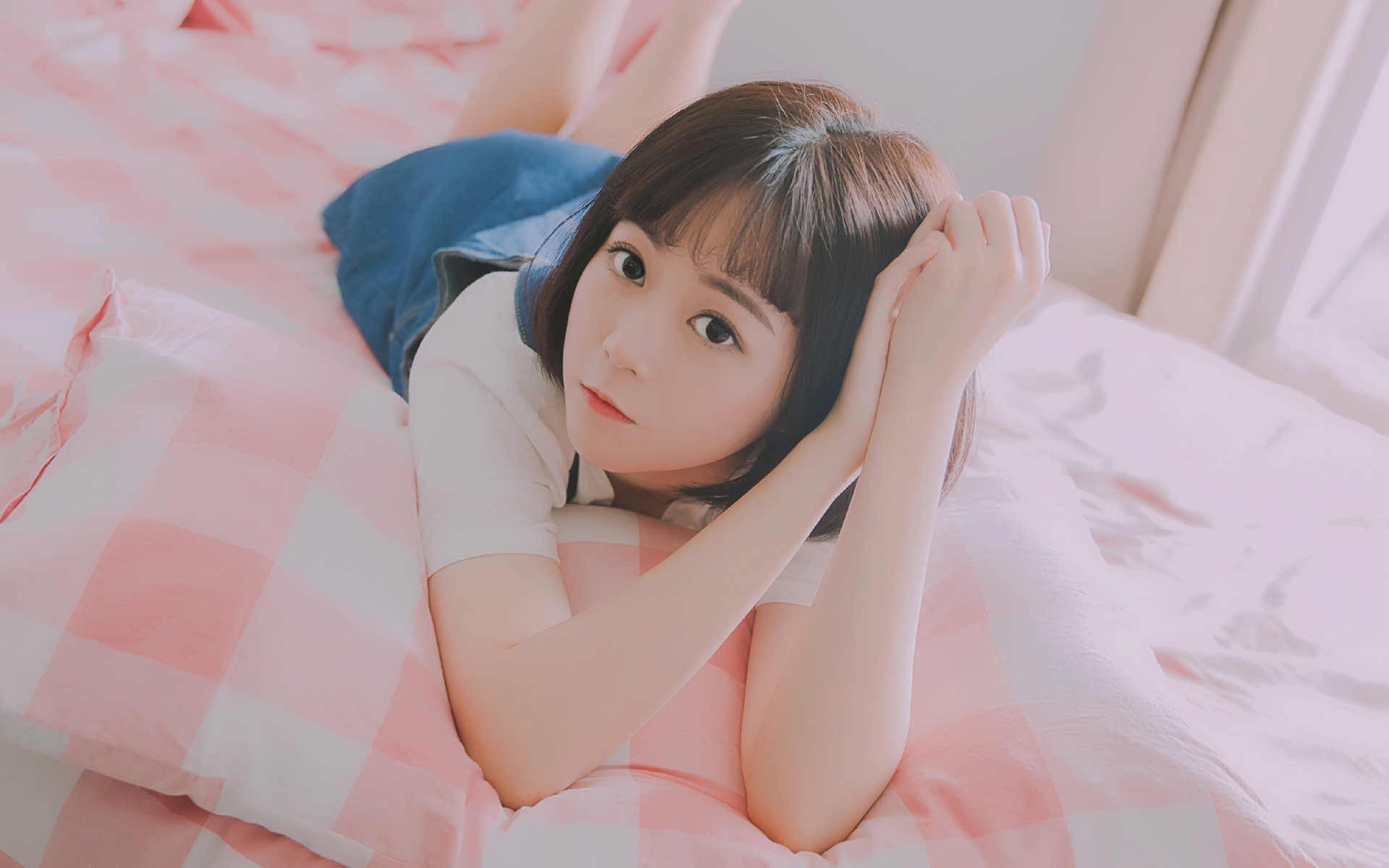 清纯短发美女居家小清新高清壁纸