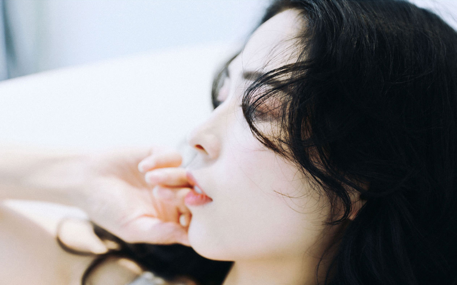 甜美长发美女纯白唯美高清桌面壁纸