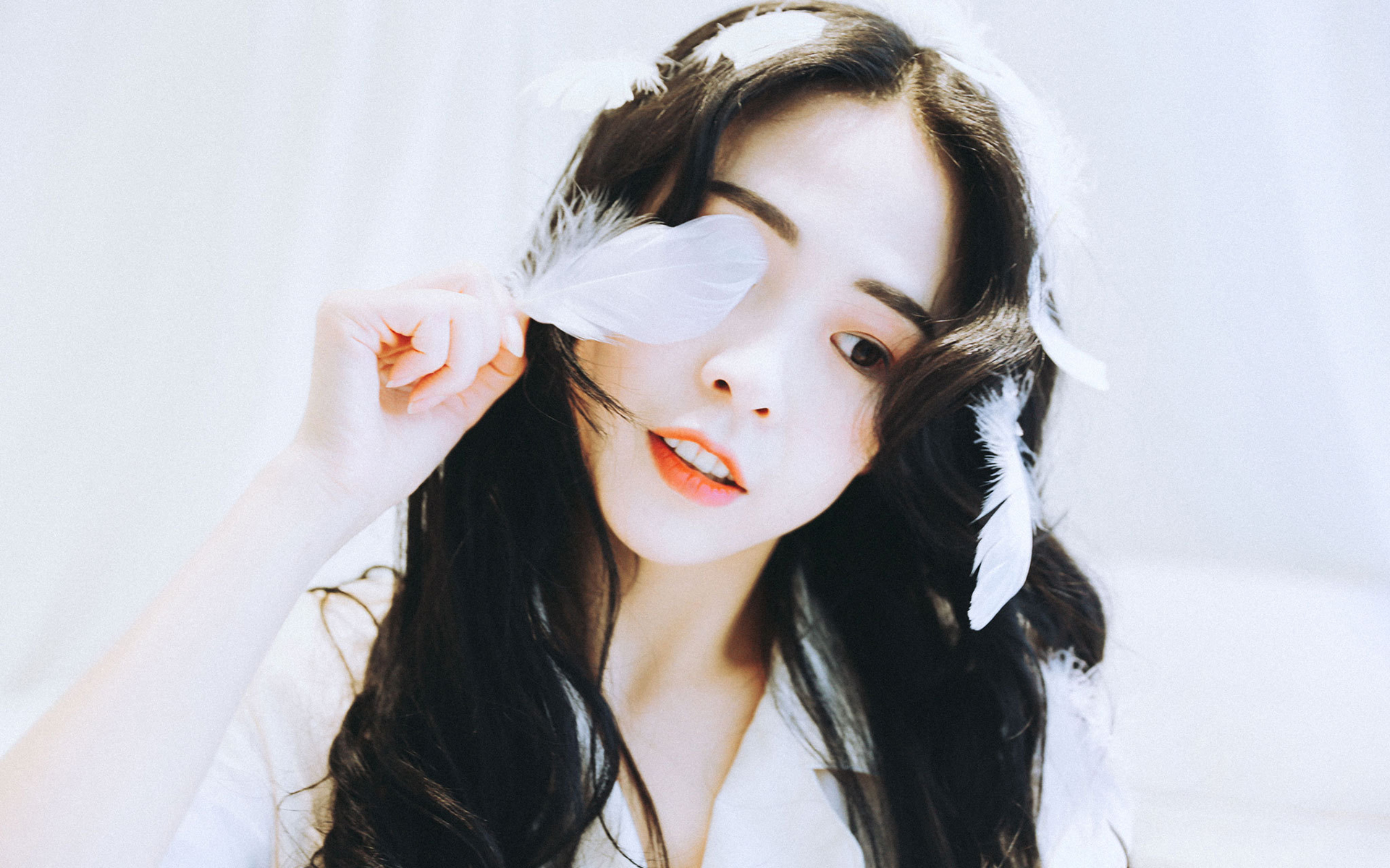 甜美长发美女纯白唯美高清桌面壁纸