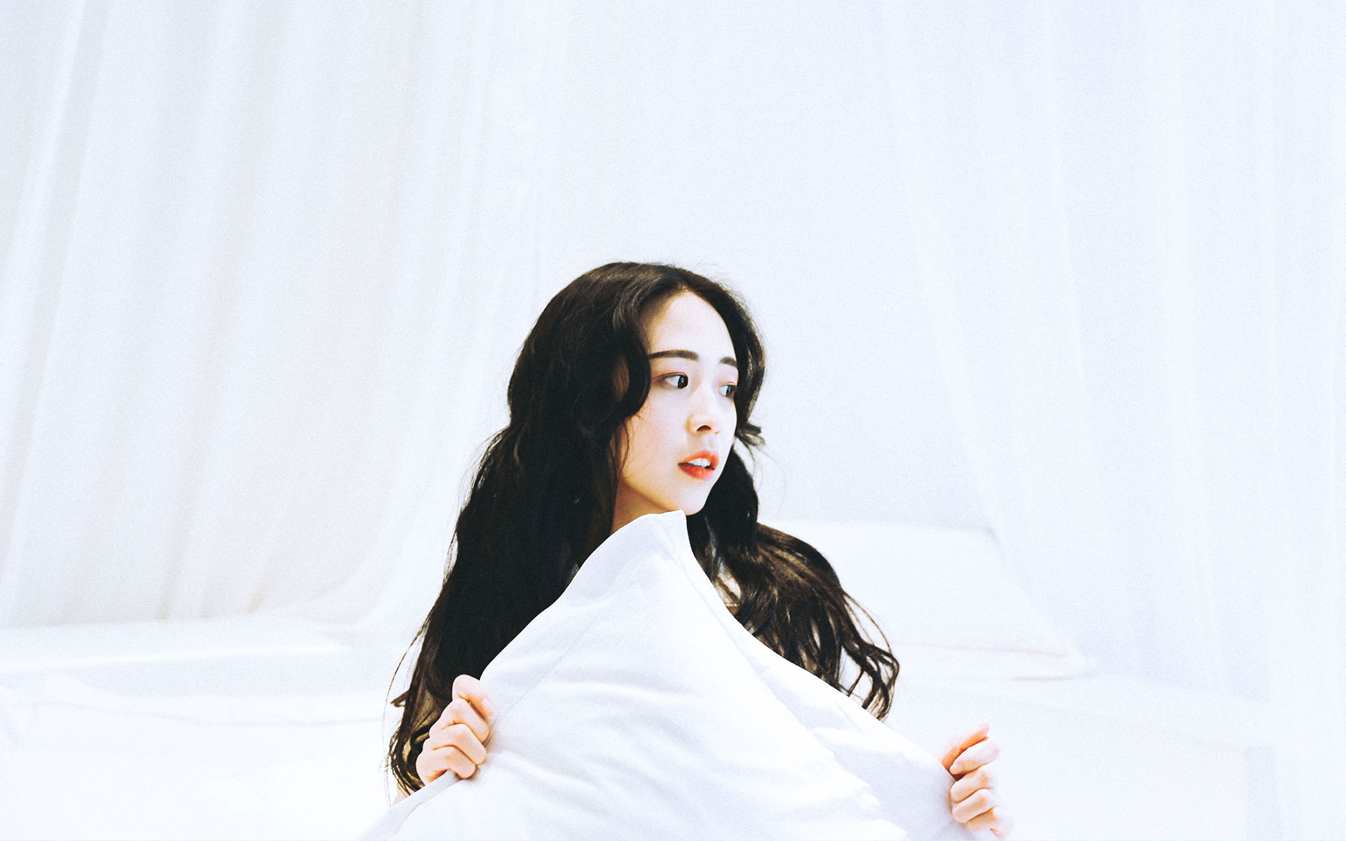 甜美长发美女纯白唯美高清桌面壁纸