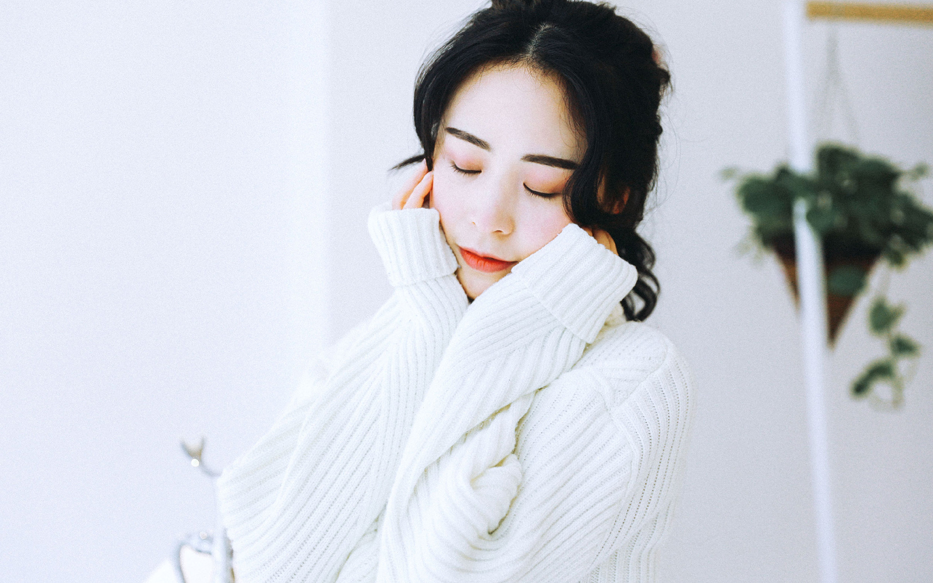 甜美长发美女纯白唯美高清桌面壁纸