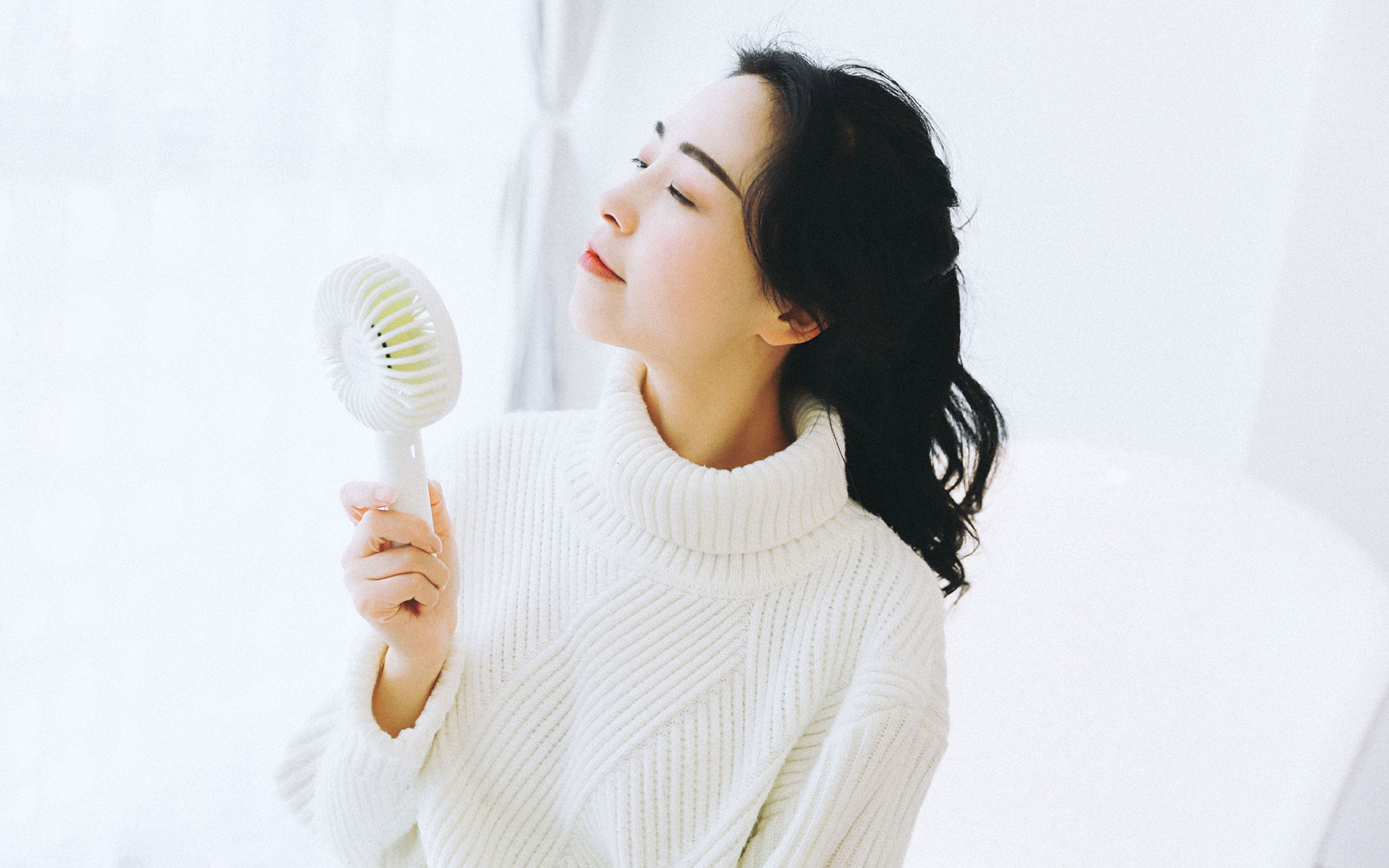 甜美长发美女纯白唯美高清桌面壁纸