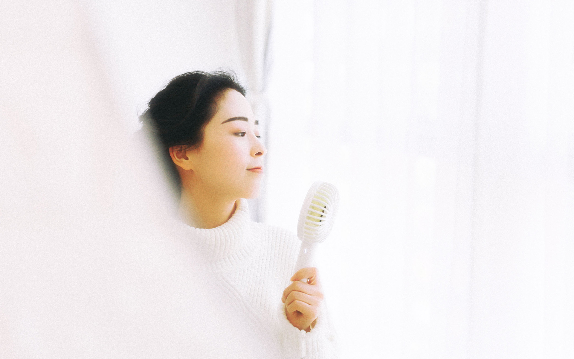 甜美长发美女纯白唯美高清桌面壁纸