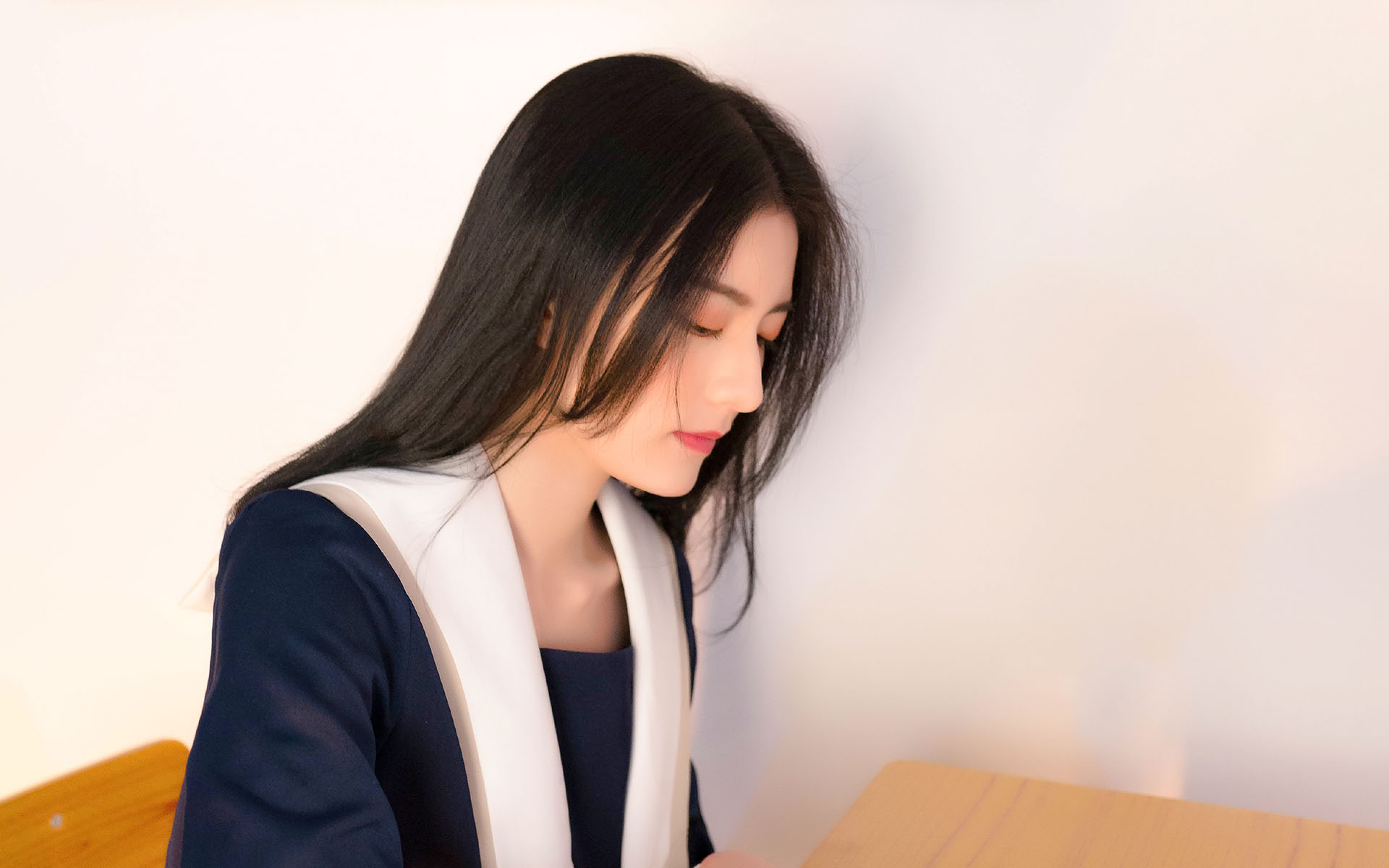 清纯学院风少女甜美高清桌面壁纸