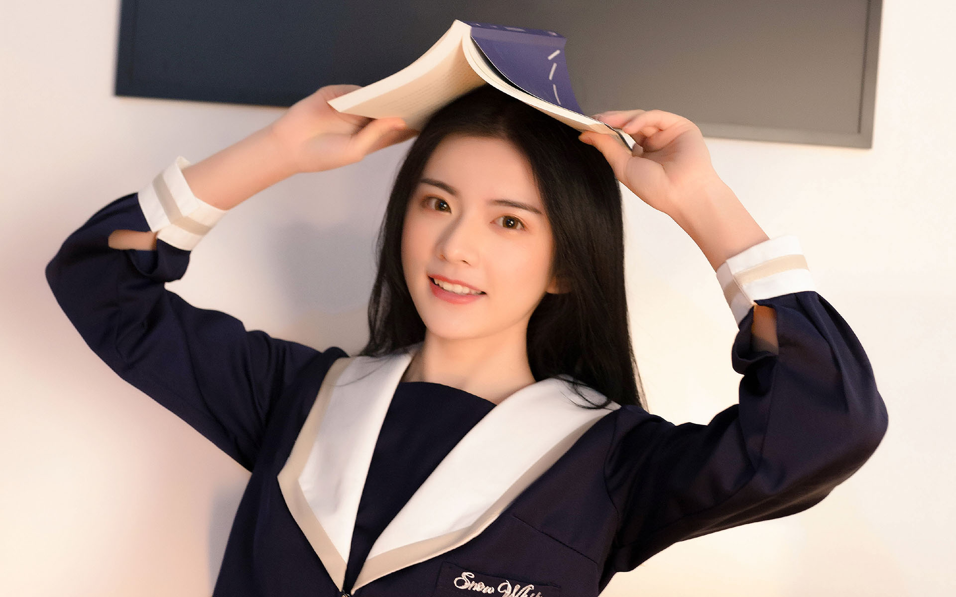 清纯学院风少女甜美高清桌面壁纸
