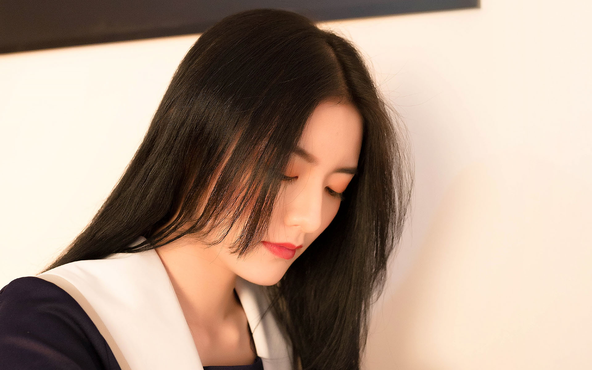 清纯学院风少女甜美高清桌面壁纸