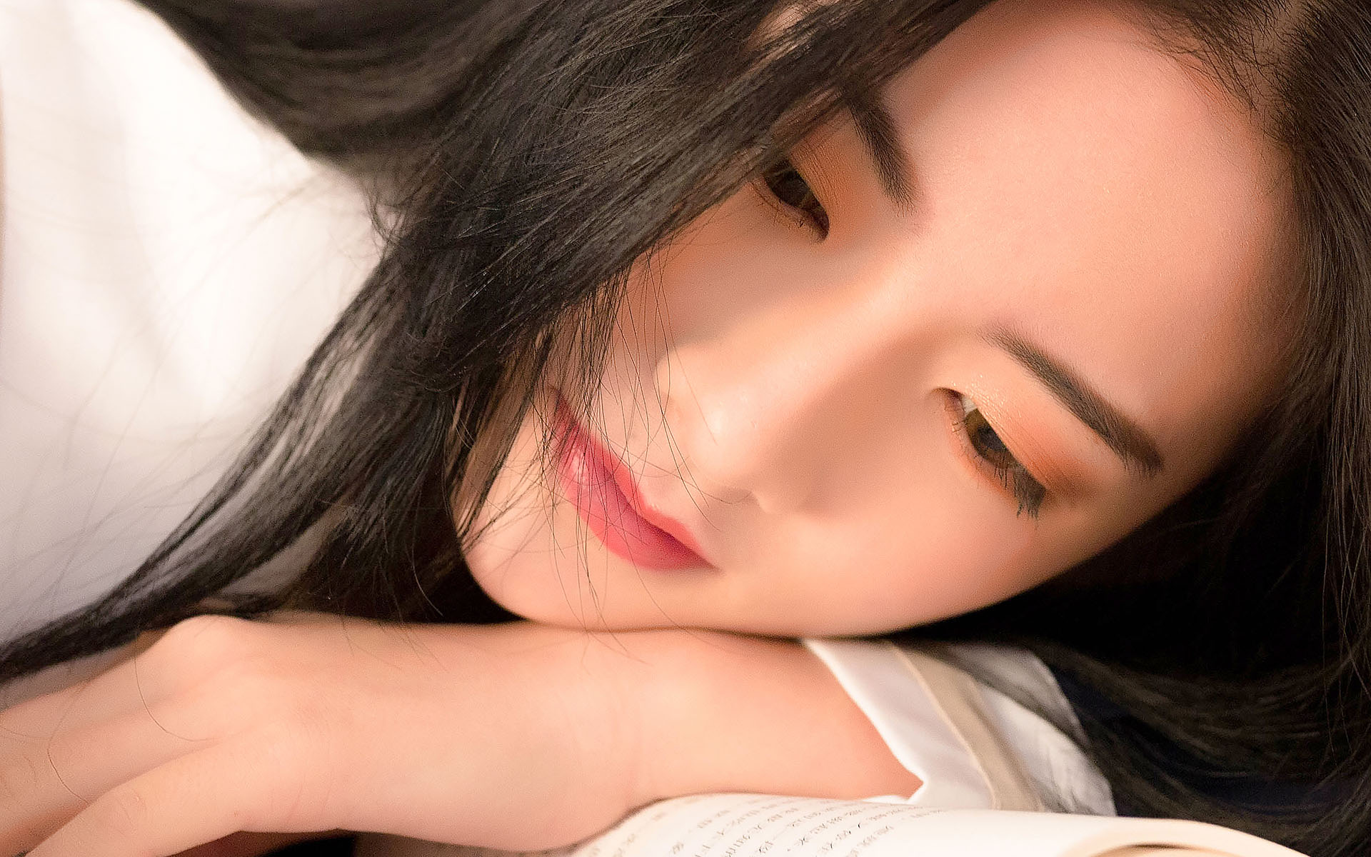清纯学院风少女甜美高清桌面壁纸